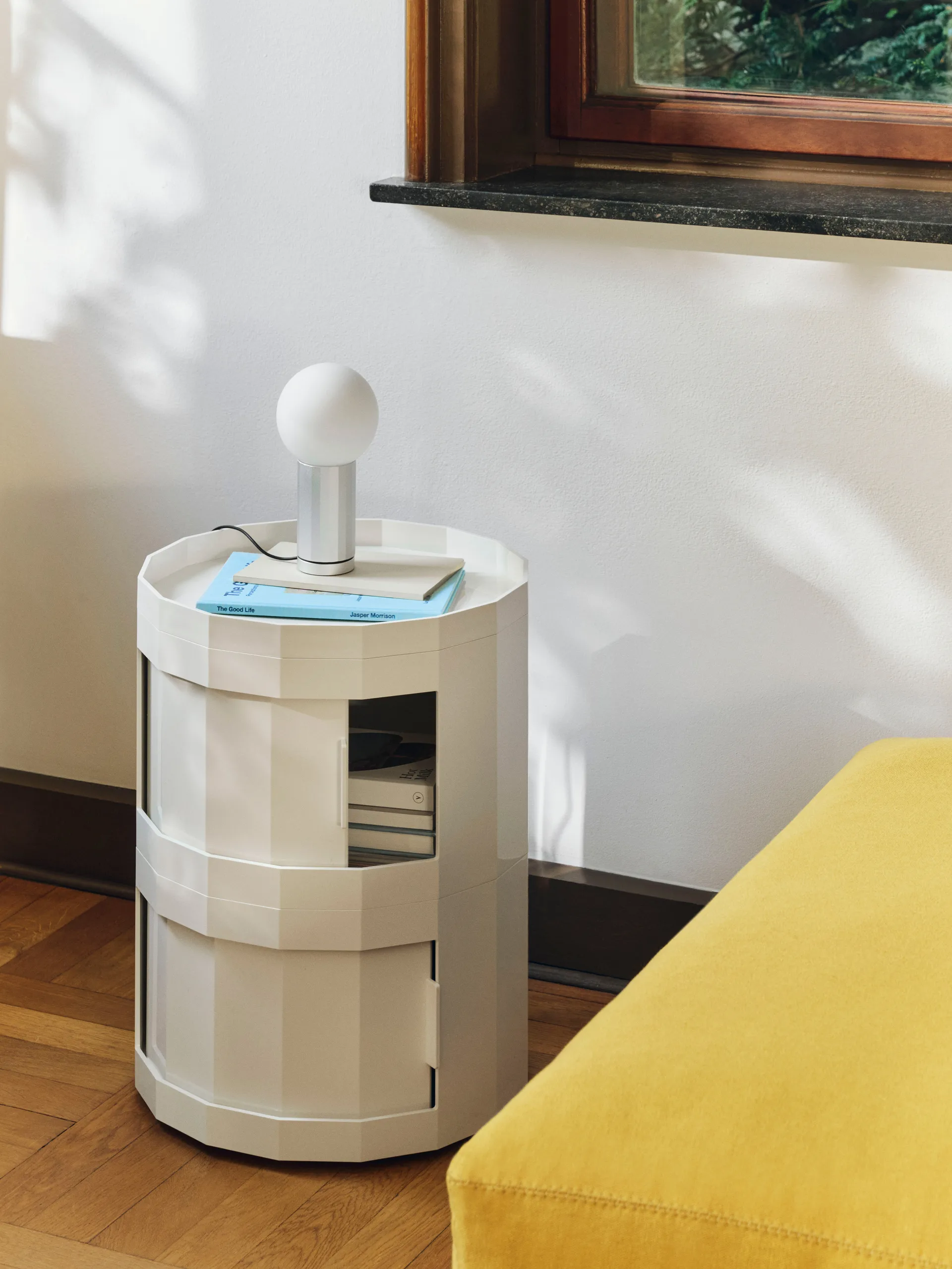 Mesa auxiliar Facet Cabinet 20, Eggshell HAY