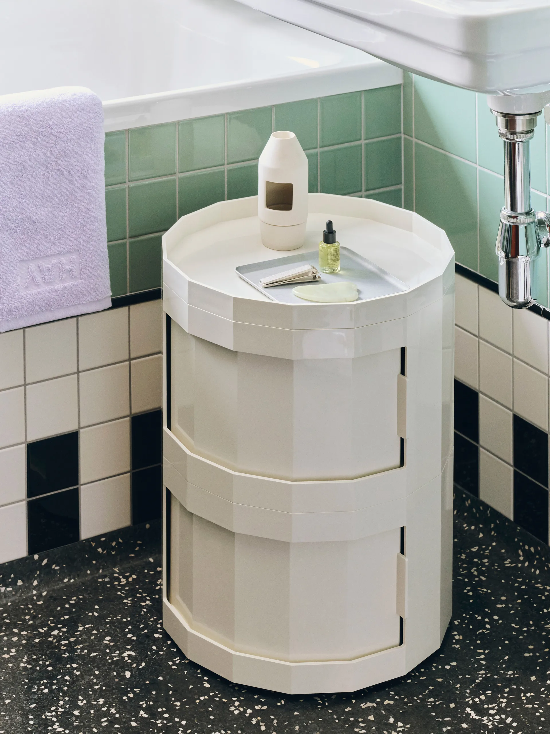 Mesa auxiliar Facet Cabinet 20, Eggshell HAY