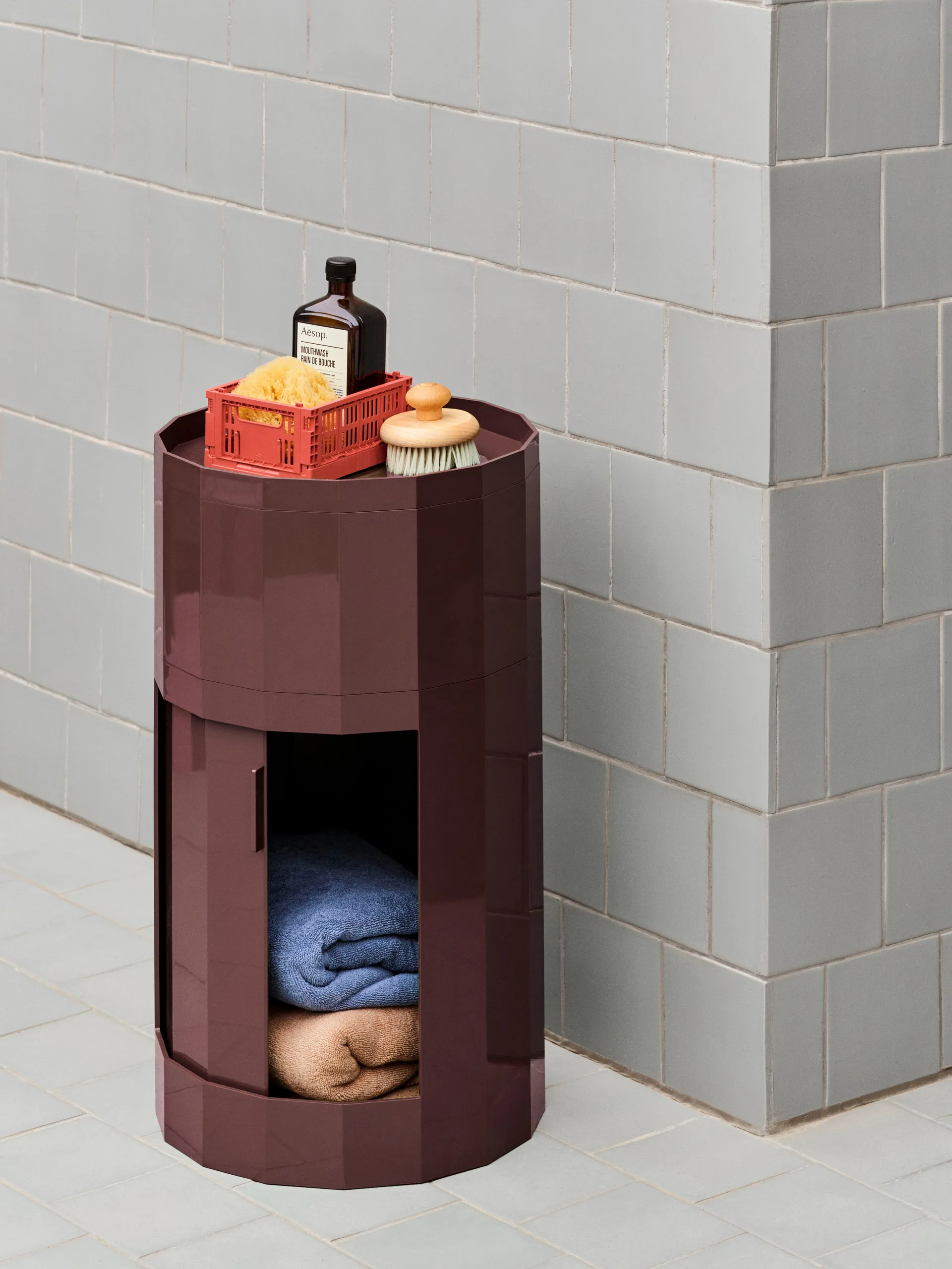 Mesa auxiliar Facet Cabinet high pies/ruedas 66 cm, Burgundy HAY