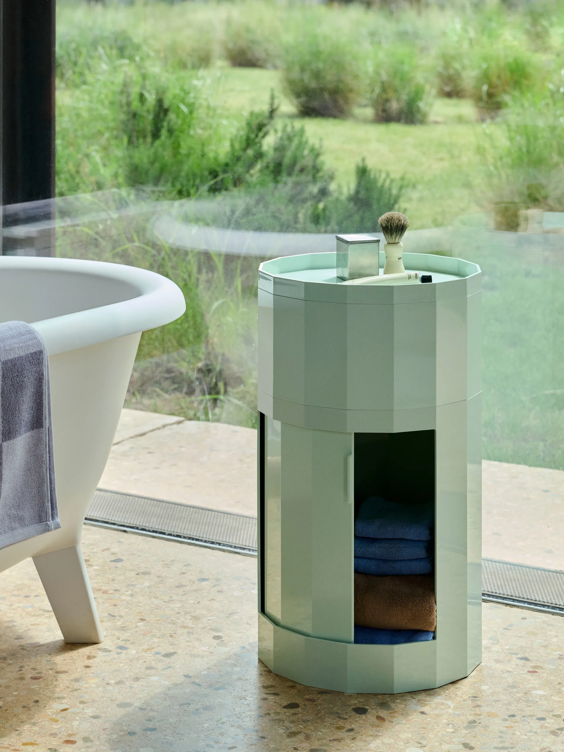 Mesa auxiliar Facet Cabinet high pies/ruedas 66 cm, Soft mint HAY