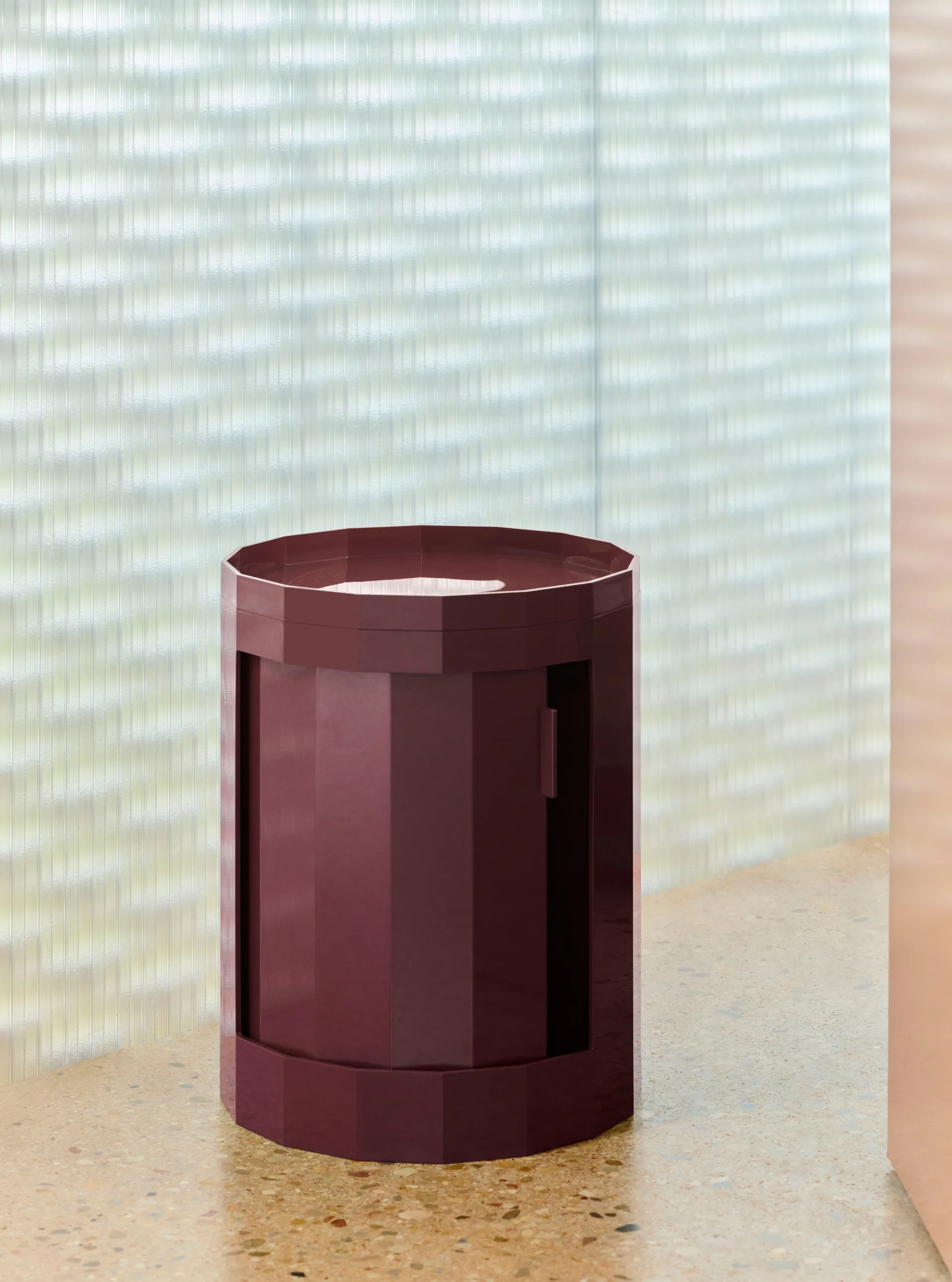 Mesa auxiliar Facet Cabinet low pies/ruedas 49 cm, Burgundy HAY