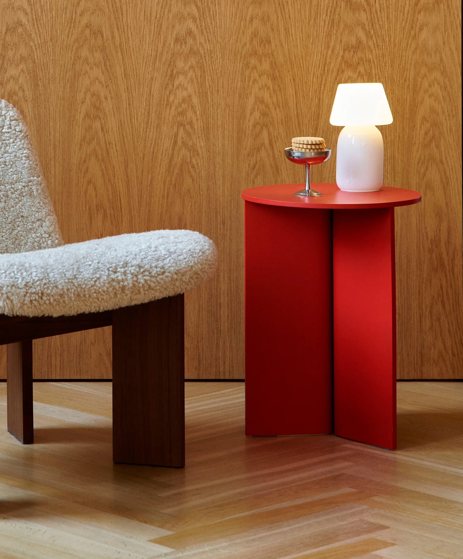 Mesa auxiliar Slit high Ø35 cm, Candy red lacquered oak HAY