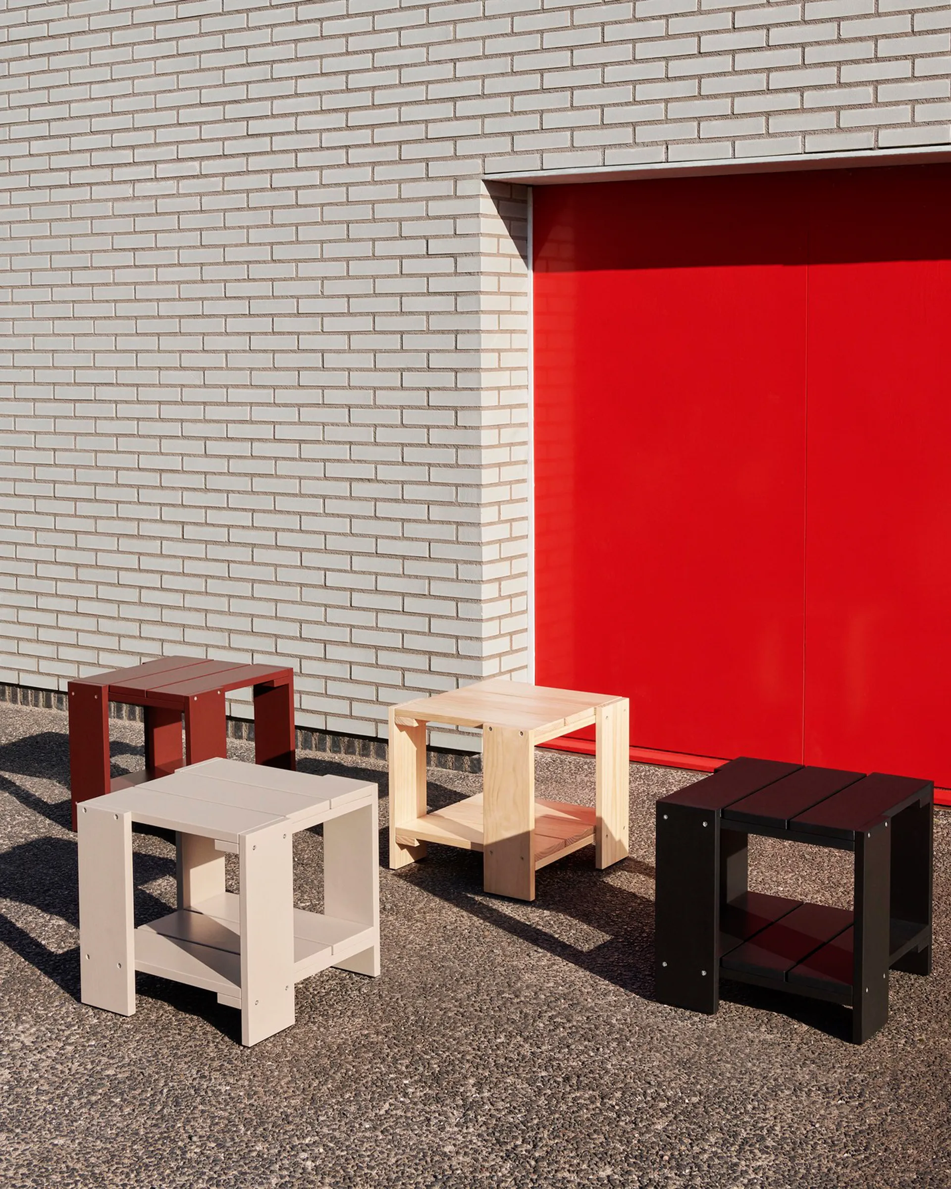 Mesa Crate Side Table 49,5×49,5×45 cm pino lacado, Rojo hierro HAY