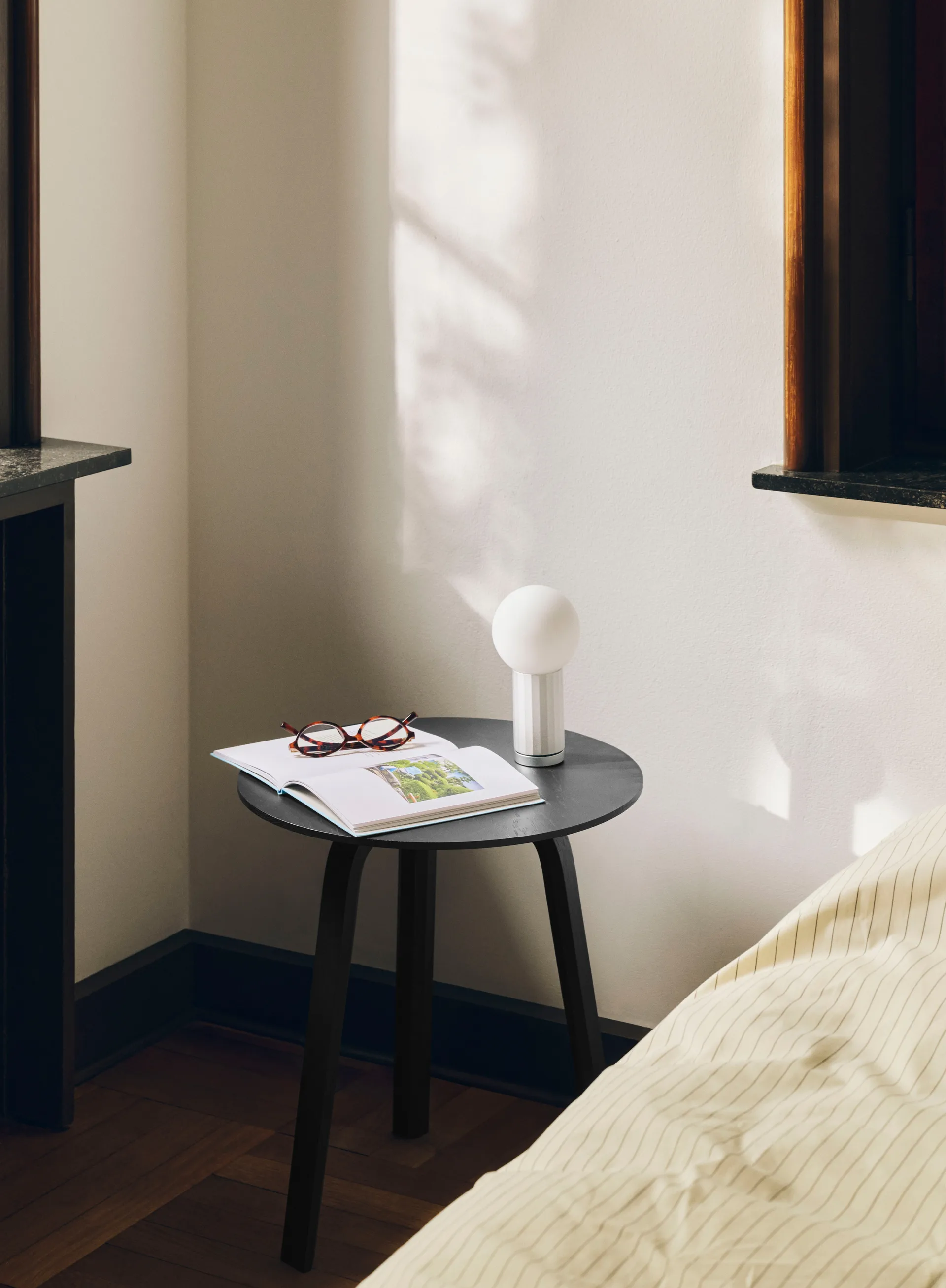 Mesa de centro Bella, Blue charcoal, Ø45 × 49 cm HAY