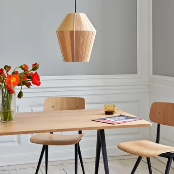 Mesa de comedor Pyramid 02 - Oak matt lacqured-190x85cm-estructura de acero negra - HAY