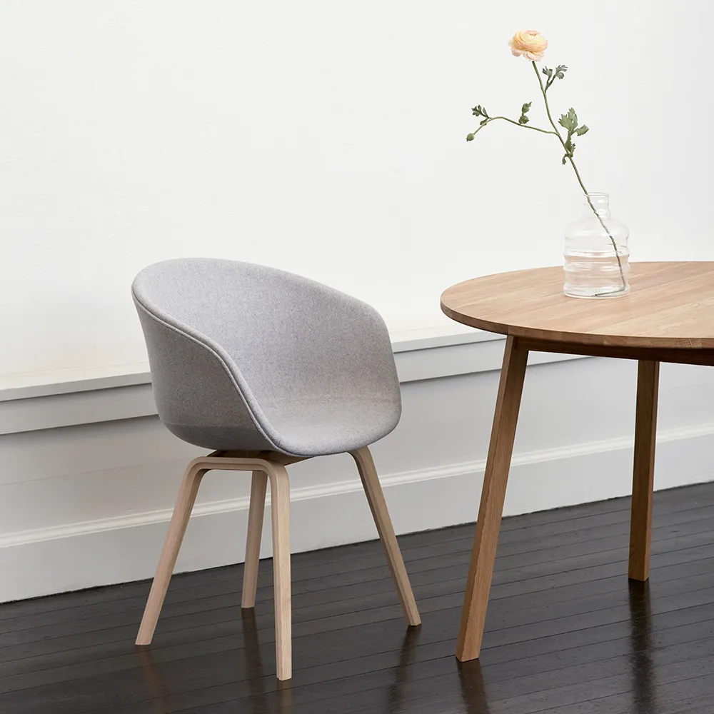 Mesa redonda Triangle Leg, Aceite de roble HAY