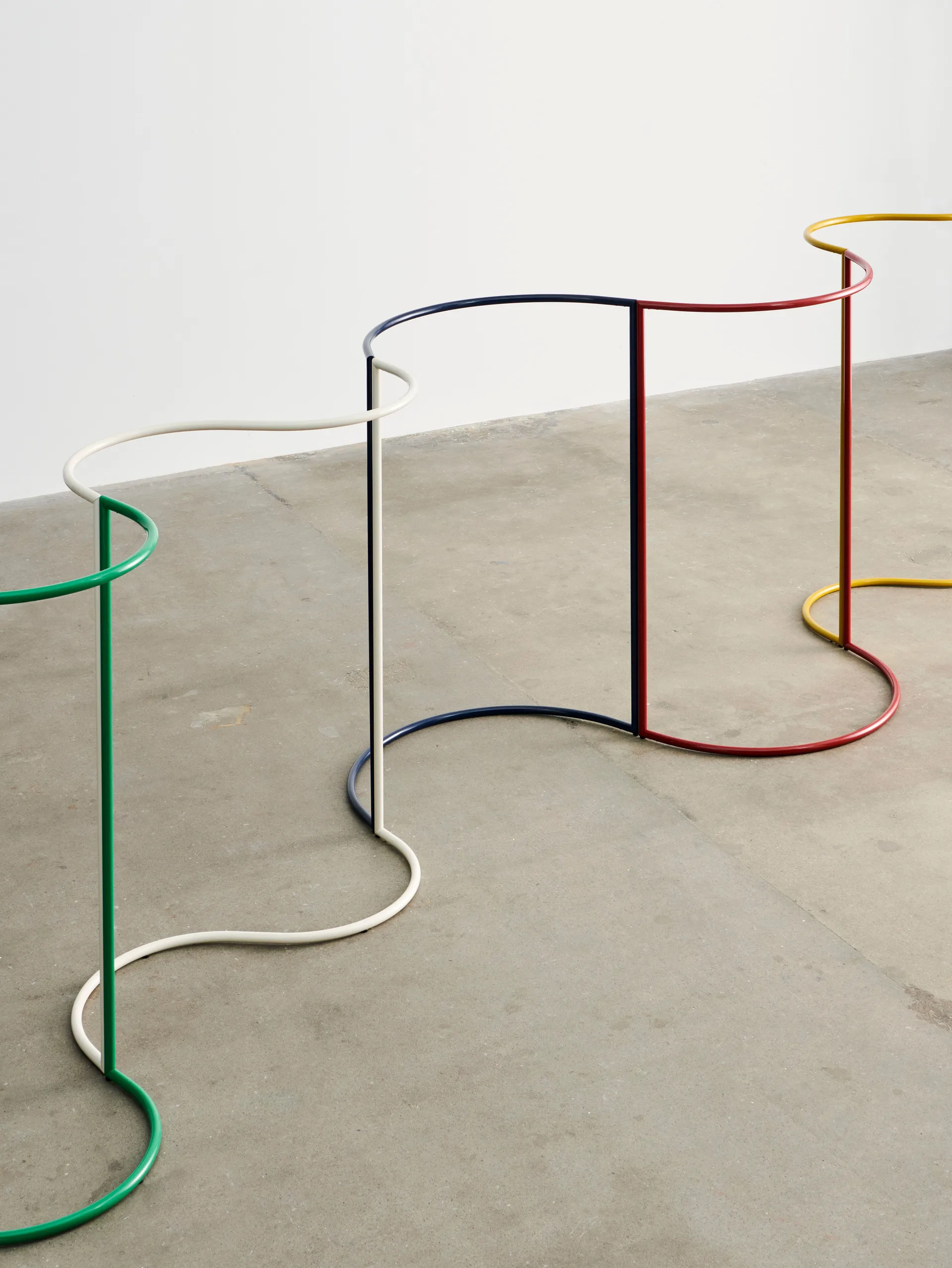 Perchero Colour Rack s-shape 144,2x150 cm, Eggshell HAY