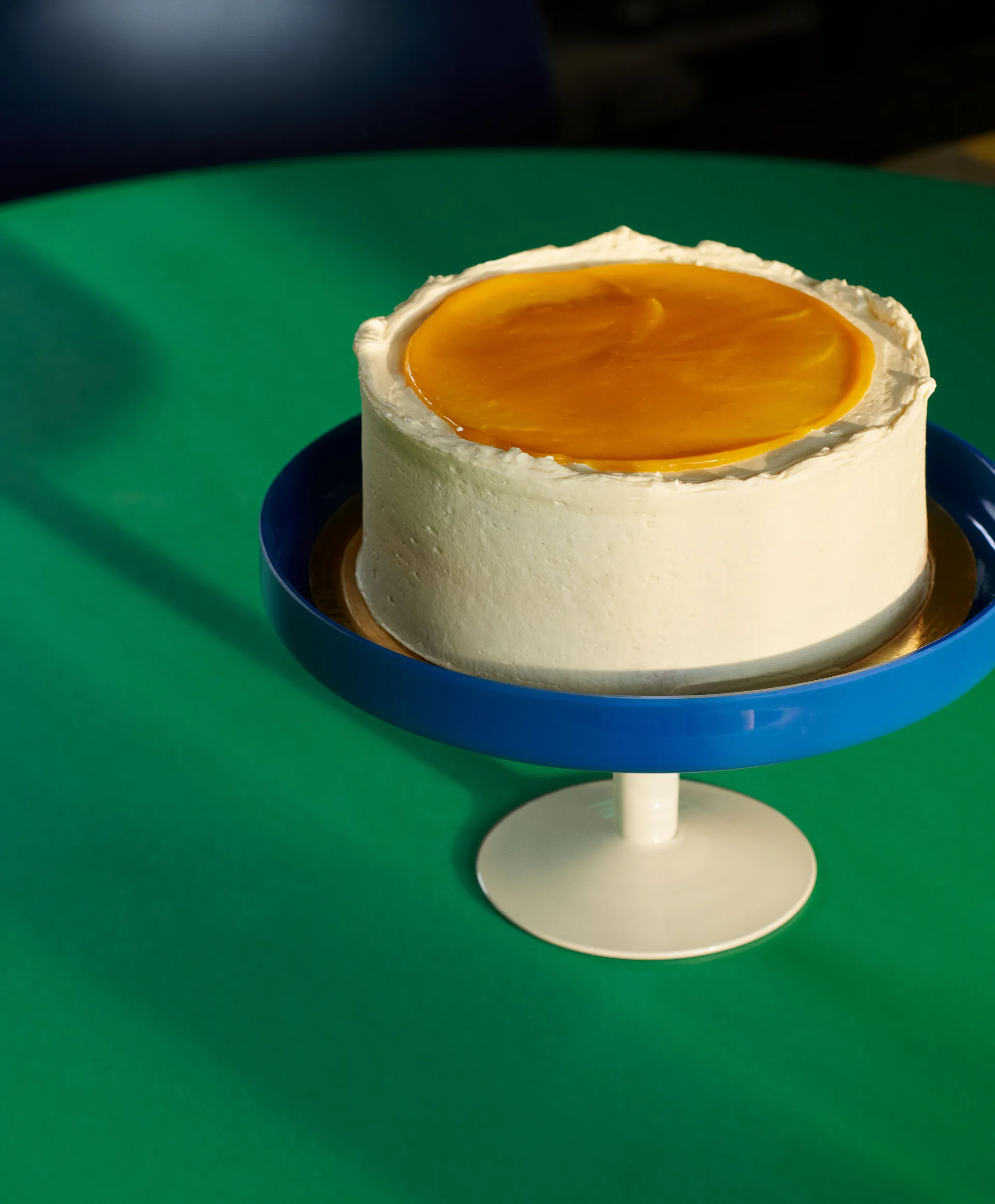 Plato de tarta con pie Display Ø26,5 cm, azul-beige HAY