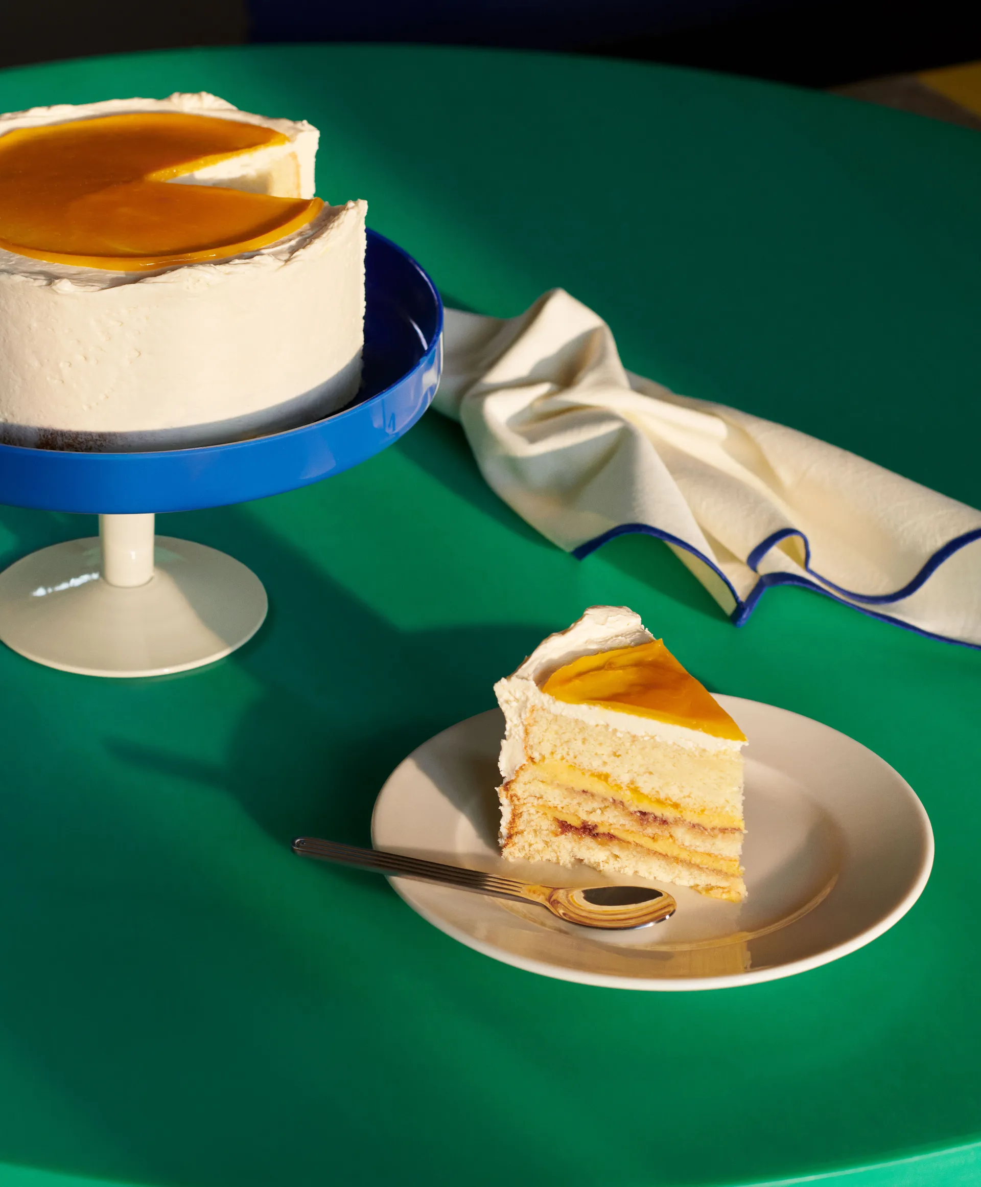 Plato de tarta con pie Display Ø26,5 cm, azul-beige HAY