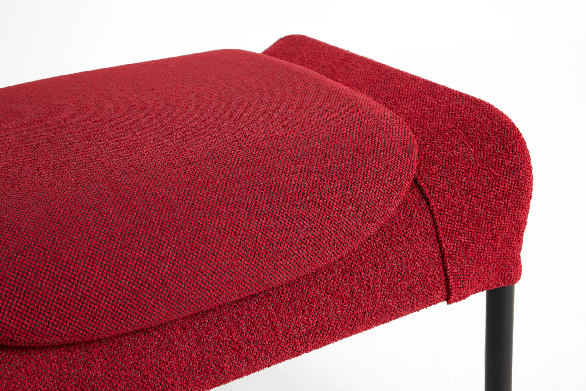 Reposapiés O2 Ottoman, Soft red-negro lacado acero HAY