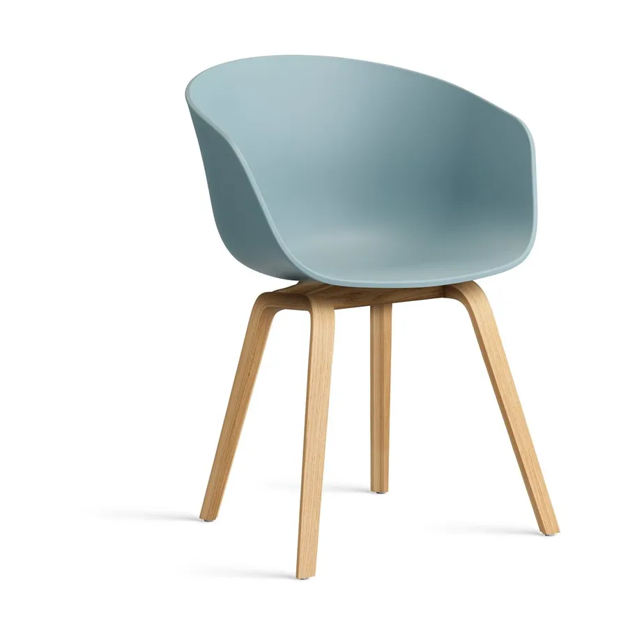 Silla About a Chair 22 , Dusty blue-soporte de roble lacado HAY