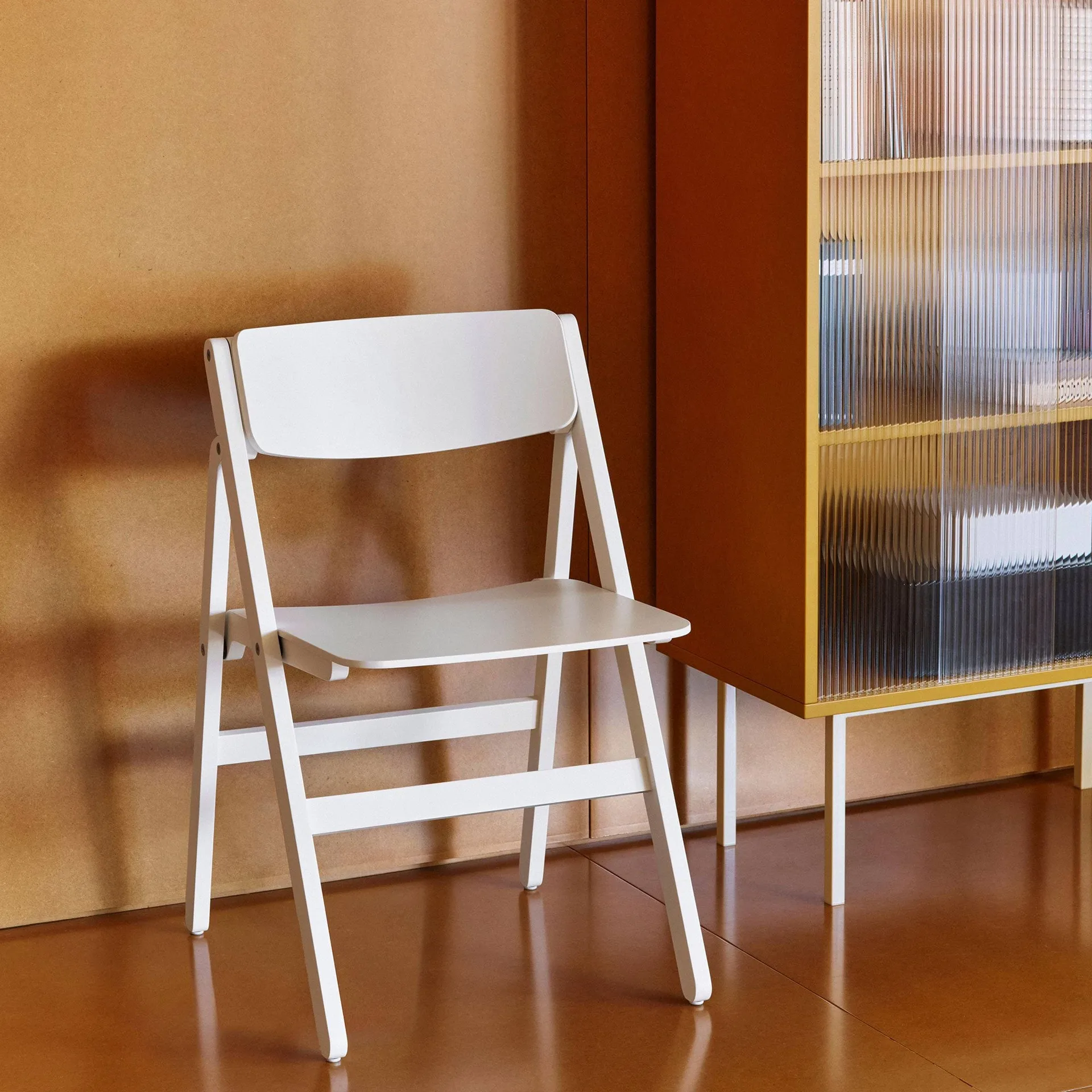 Silla Backflip Chair, Cream white haya lacada HAY