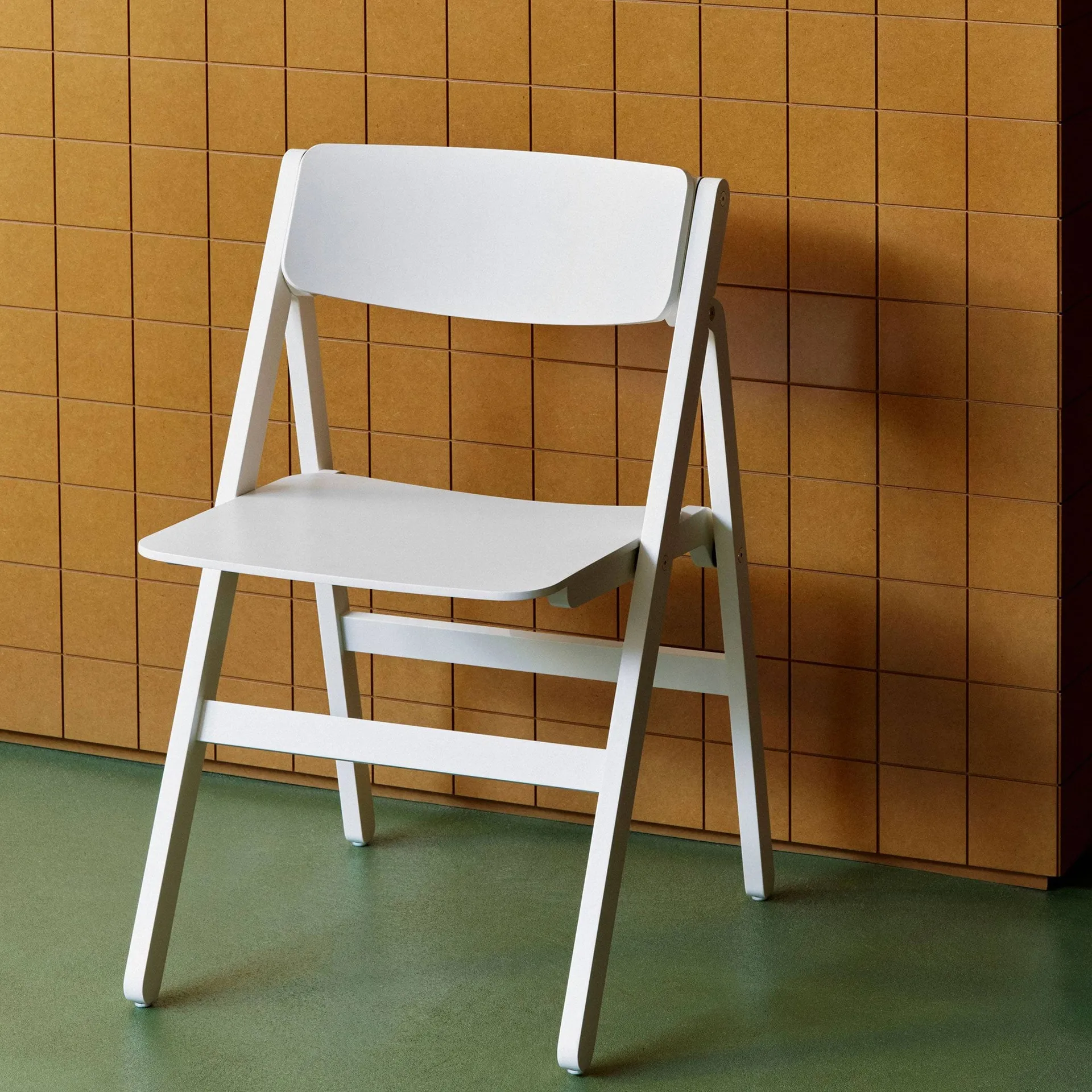 Silla Backflip Chair, Cream white haya lacada HAY