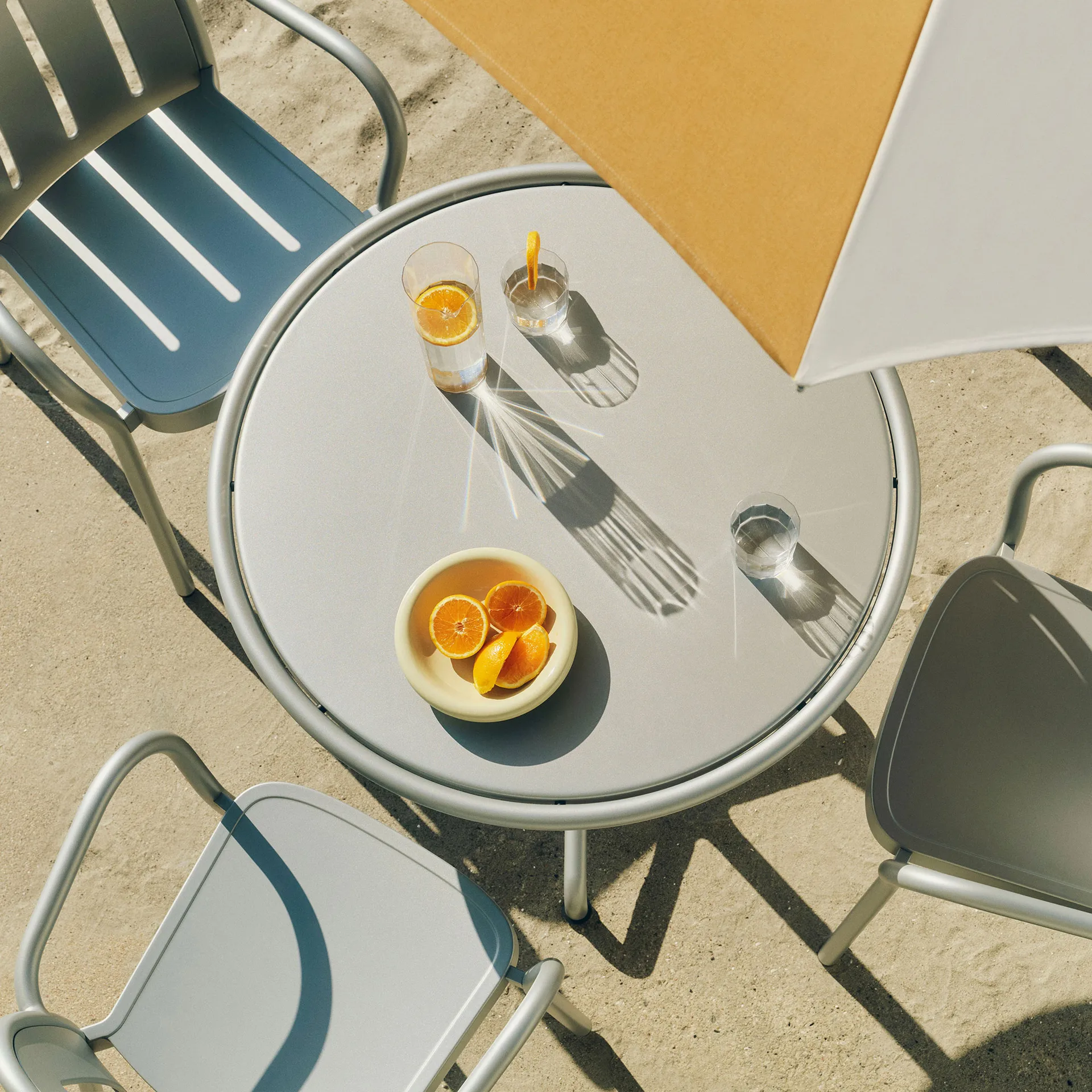 Silla con brazos Deville, Gris plata HAY