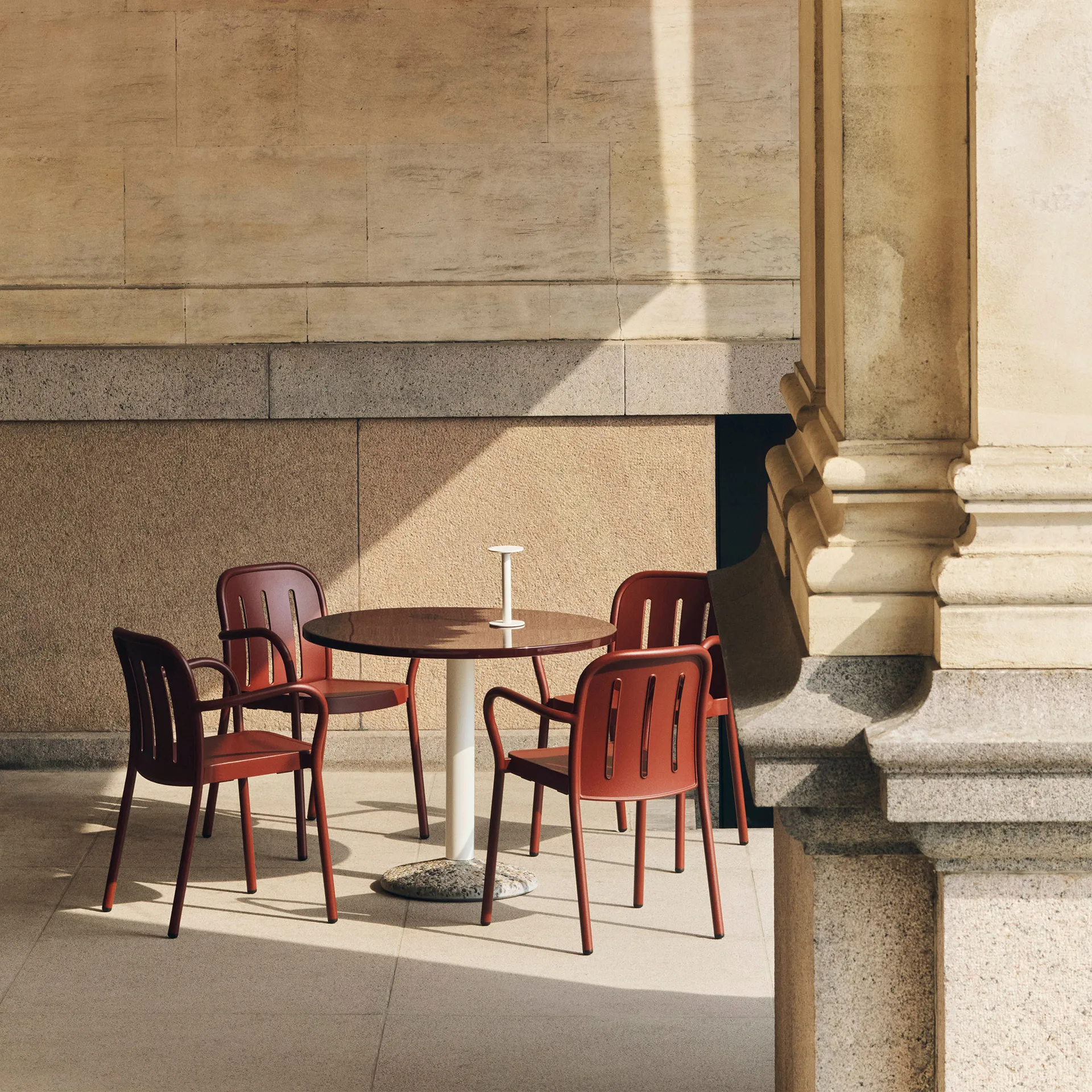 Silla con brazos Deville, Iron red HAY