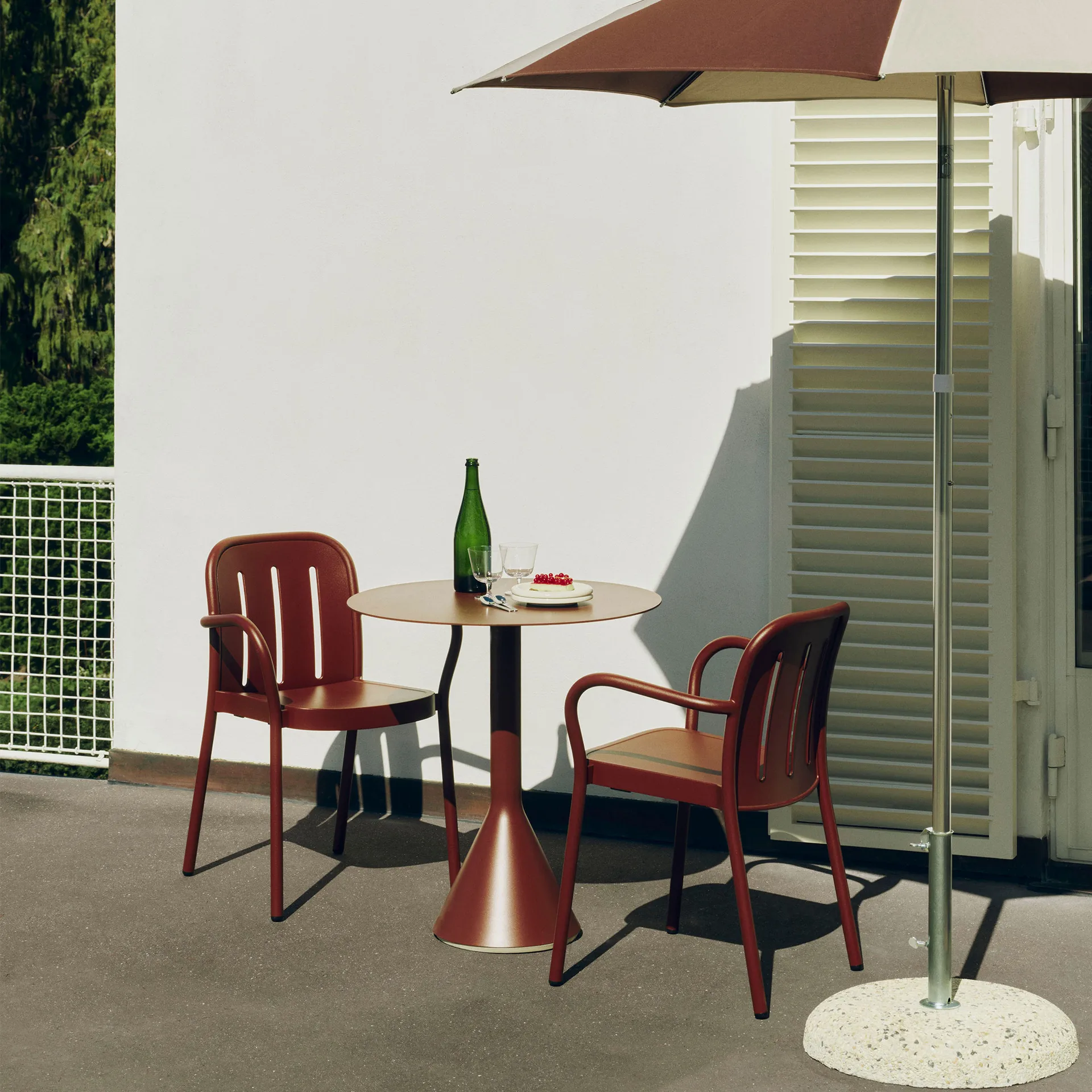 Silla con brazos Deville, Iron red HAY