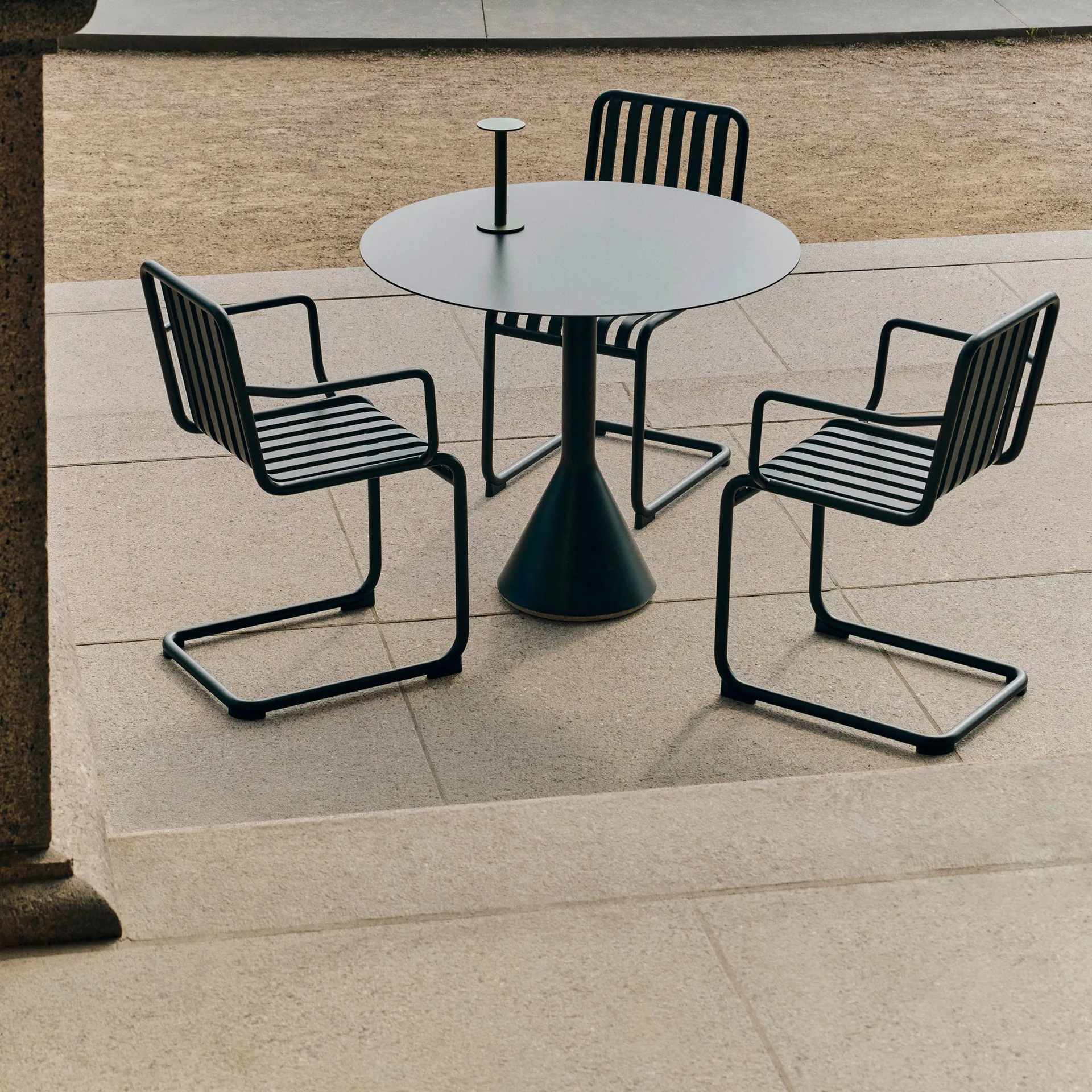 Silla con brazos Palissade Cantilever, Antracita HAY