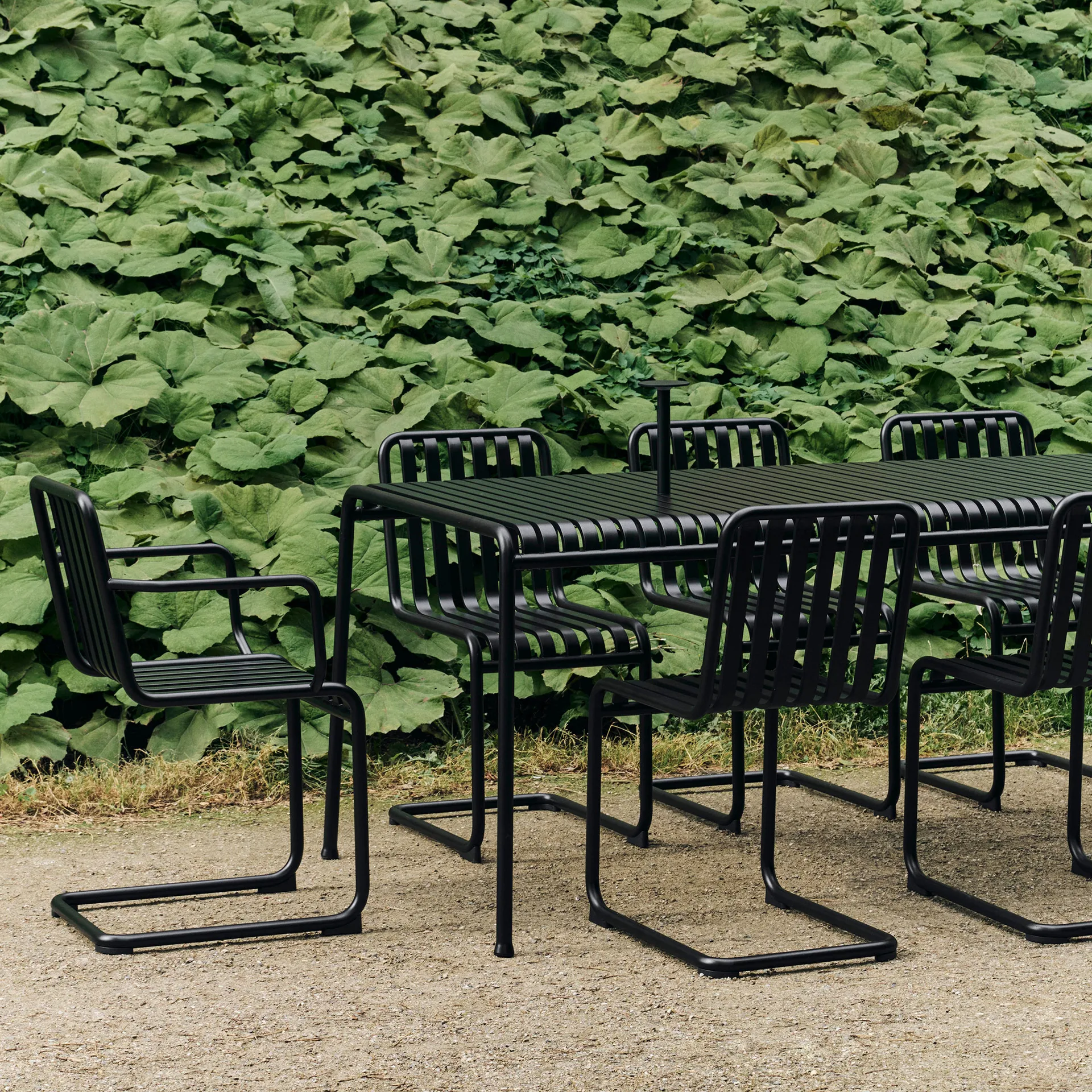 Silla con brazos Palissade Cantilever, Antracita HAY