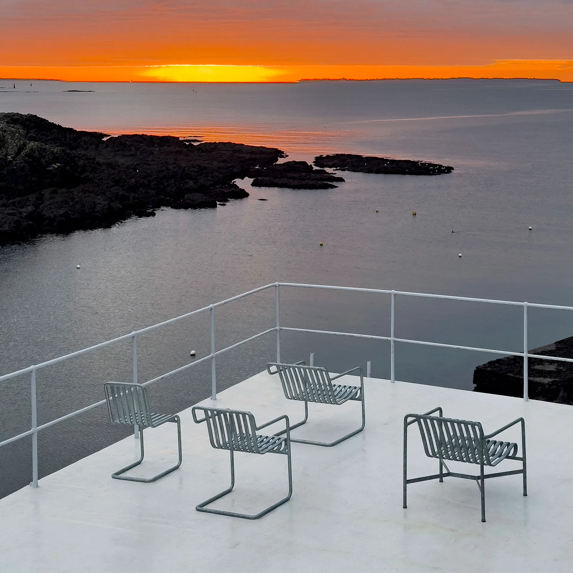 Silla con brazos Palissade Cantilever Dining , Acero galvanizado en caliente HAY