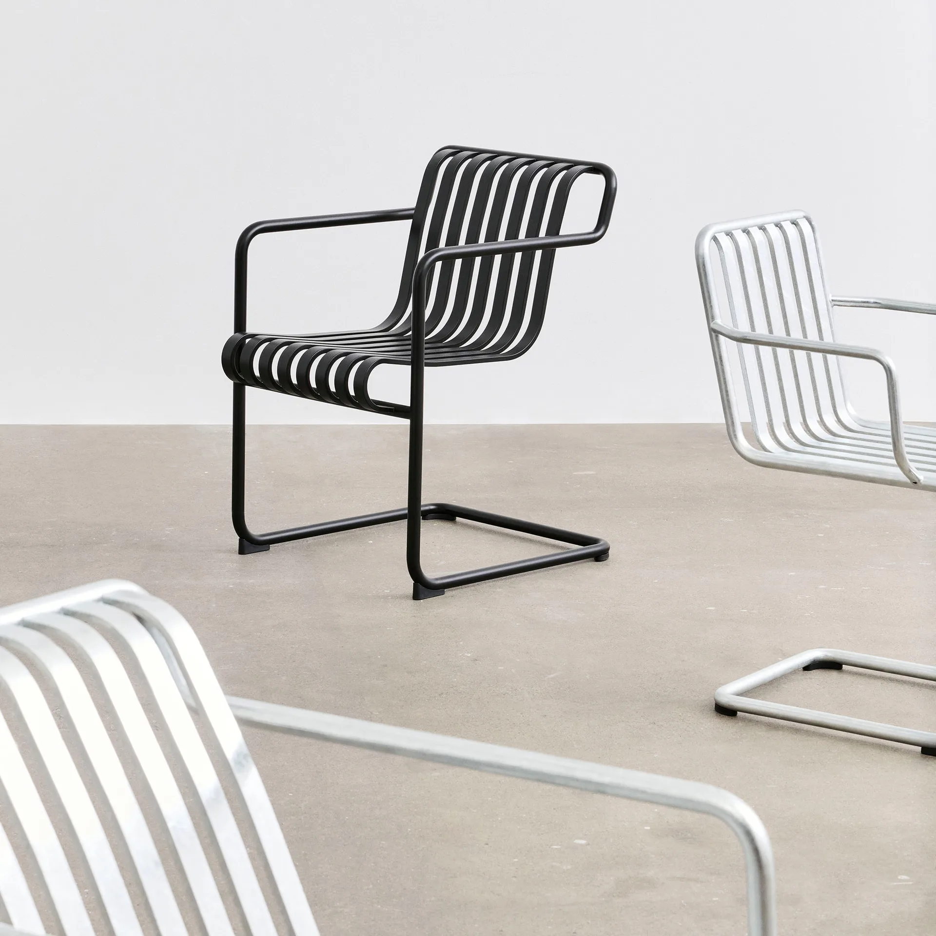 Silla con brazos Palissade Cantilever Dining , Antracita HAY