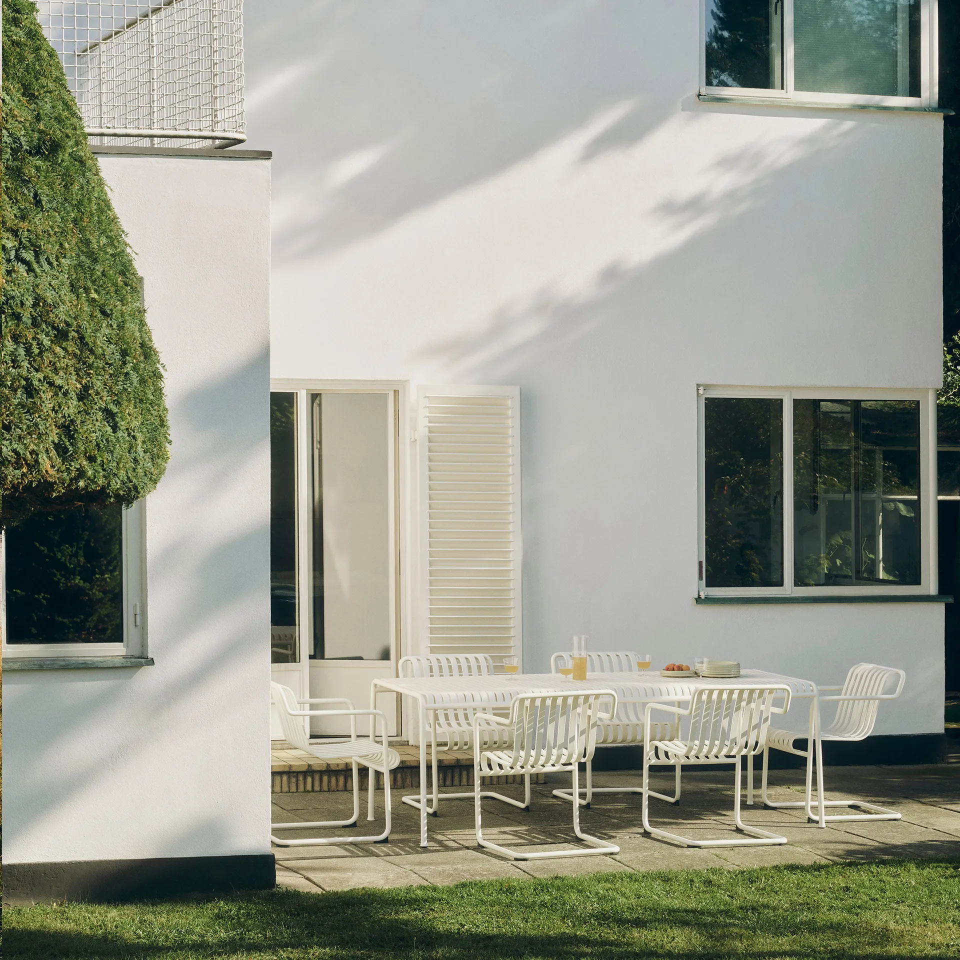 Silla con brazos Palissade Cantilever Dining , Blanco crema HAY