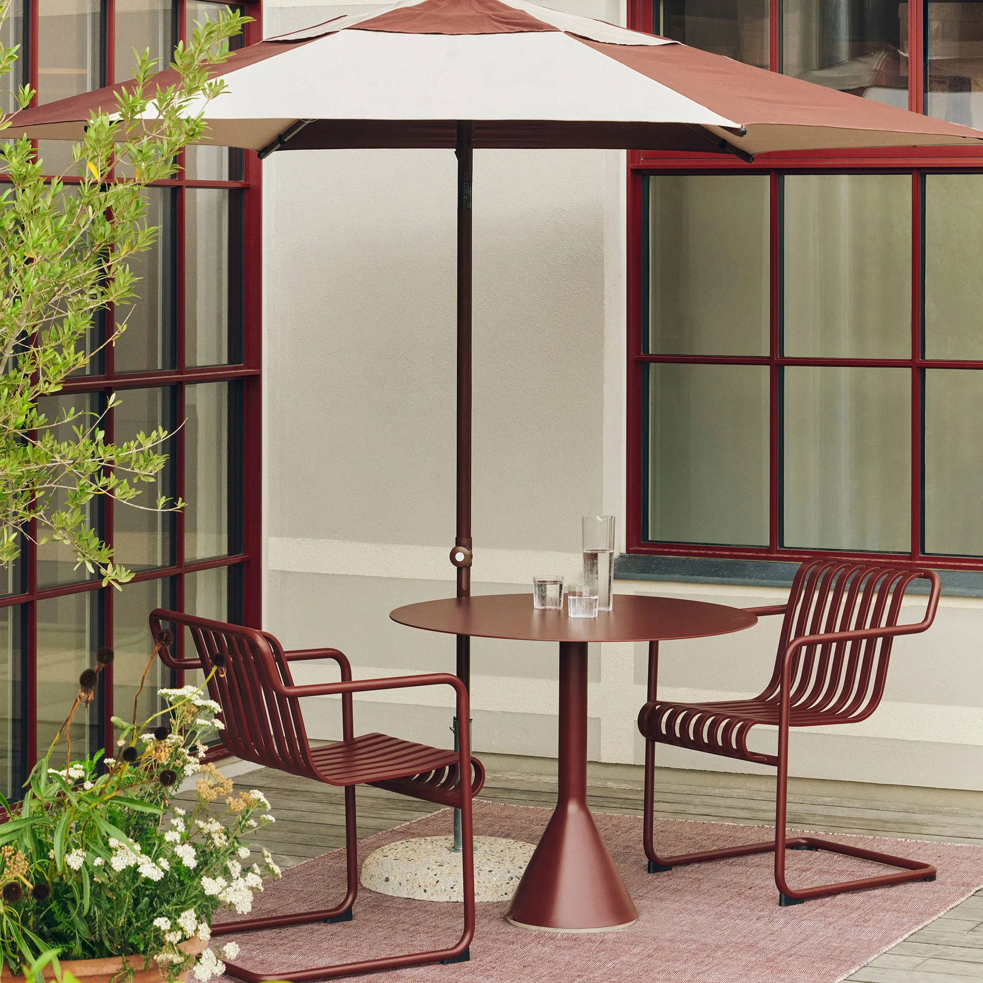 Silla con brazos Palissade Cantilever Dining , Iron red HAY