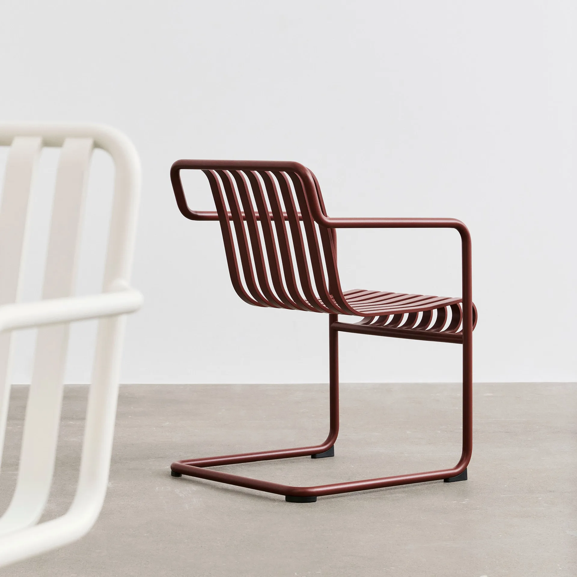 Silla con brazos Palissade Cantilever Dining , Iron red HAY