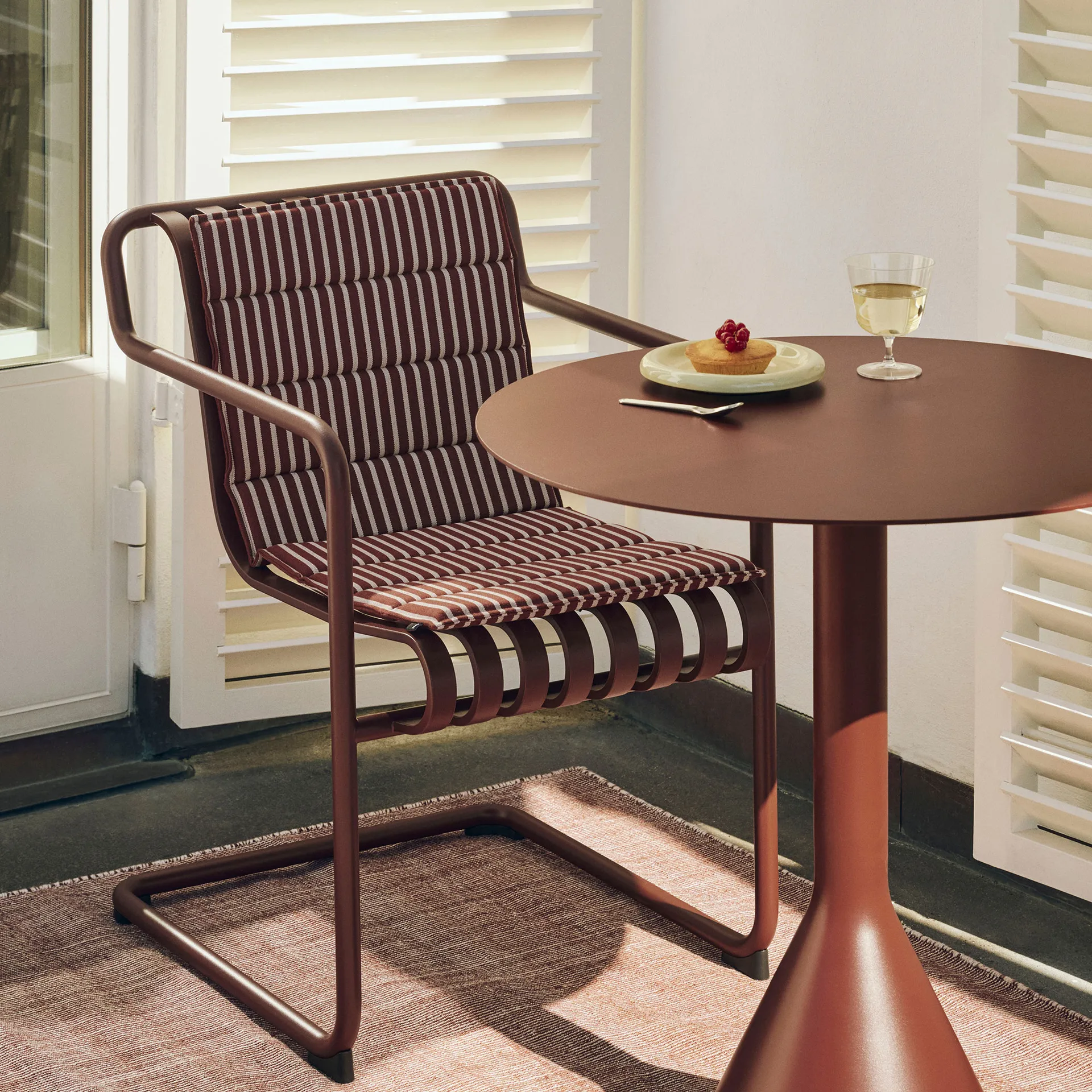 Silla con brazos Palissade Cantilever Dining , Iron red HAY