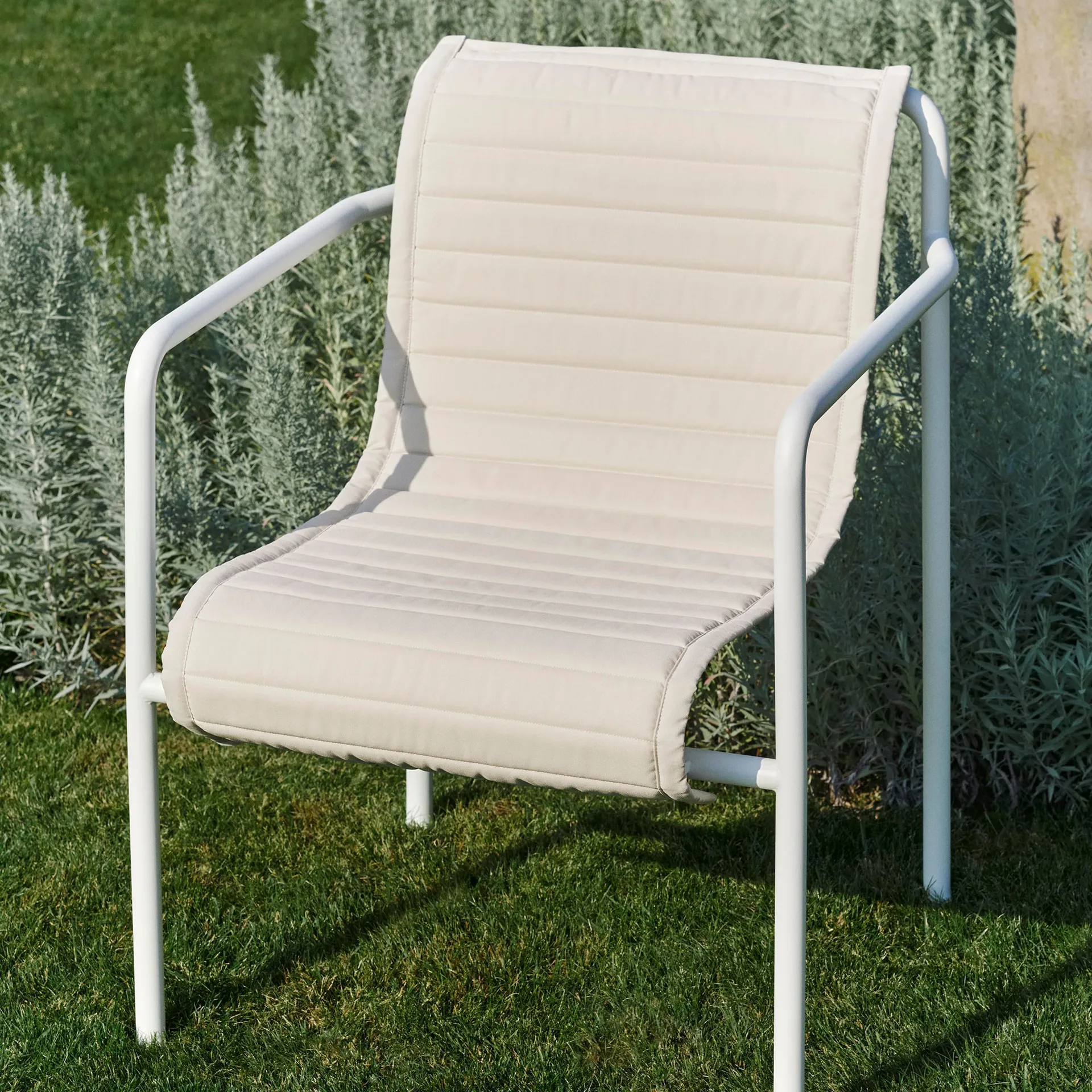 Silla con reposabrazos Palissade Dining, Cream white HAY