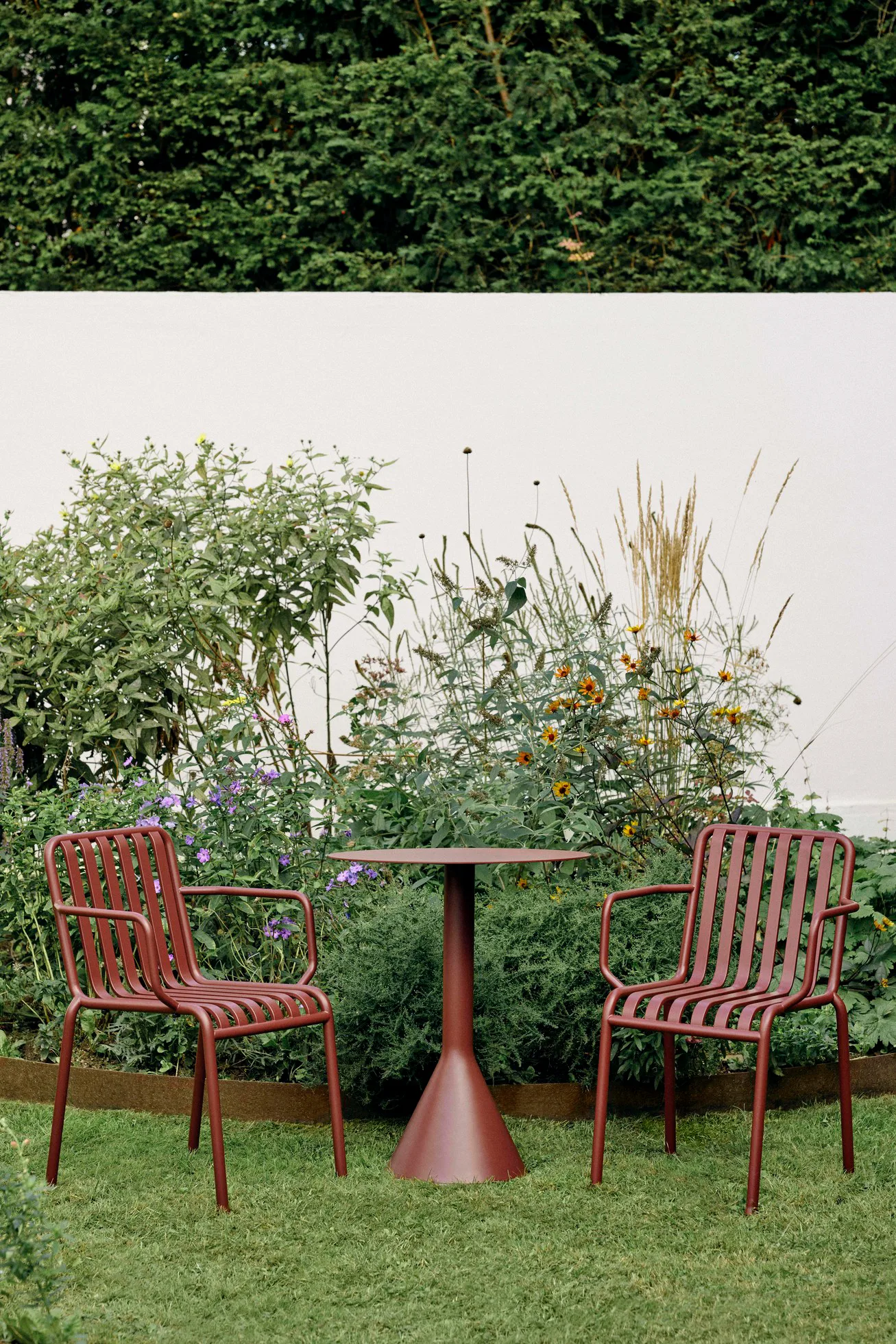 Silla con reposabrazos Palissade, Iron red HAY