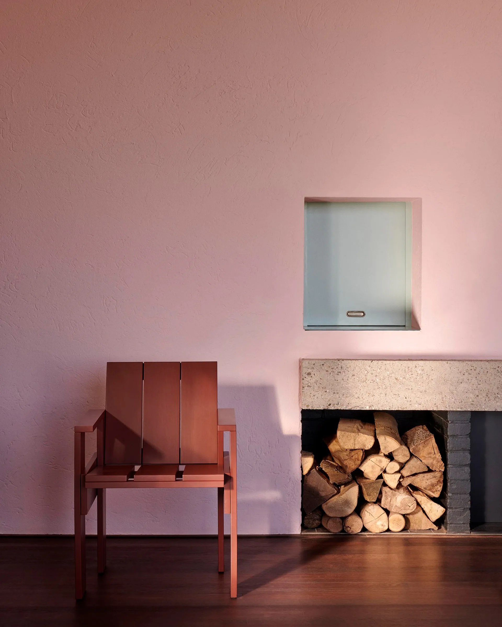 Silla de comedor Crate con reposabrazos en pino lacado, Rojo hierro HAY