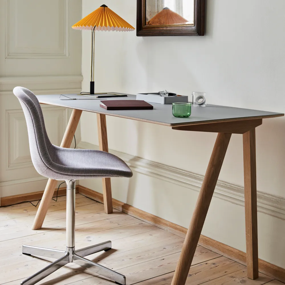 Silla de oficina Neu 10 Upholstery, Red-base giratoria en soft black HAY