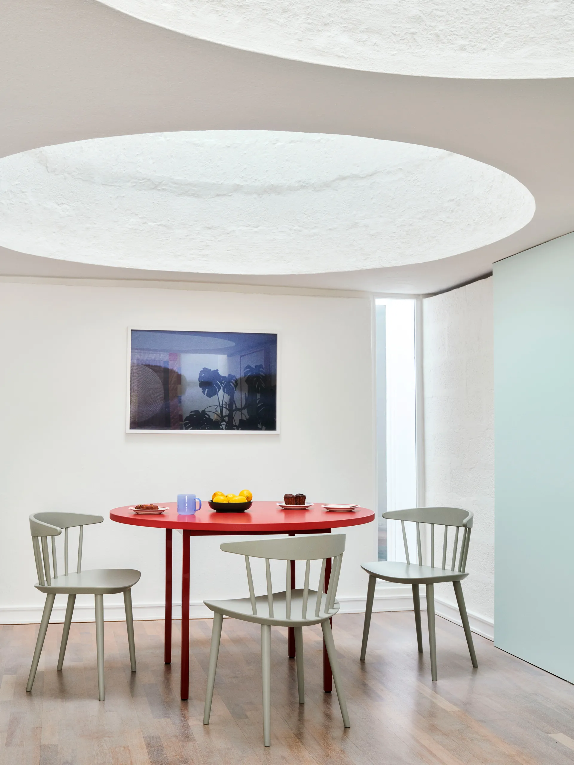 Silla J104, Warm grey lacado haya HAY