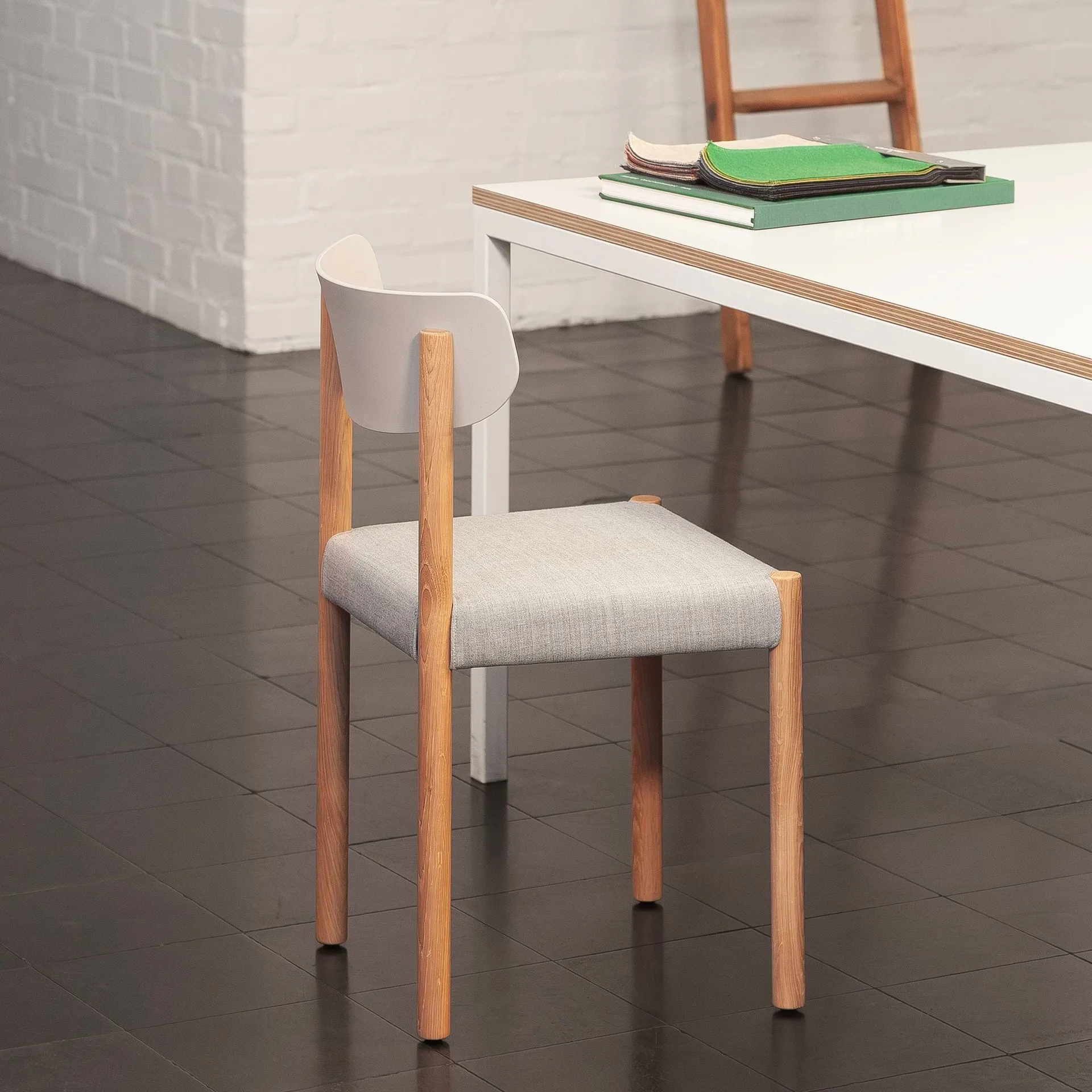 Silla Pack Chair 11, Roble aceitado-chalk grey-Remix 126 HAY