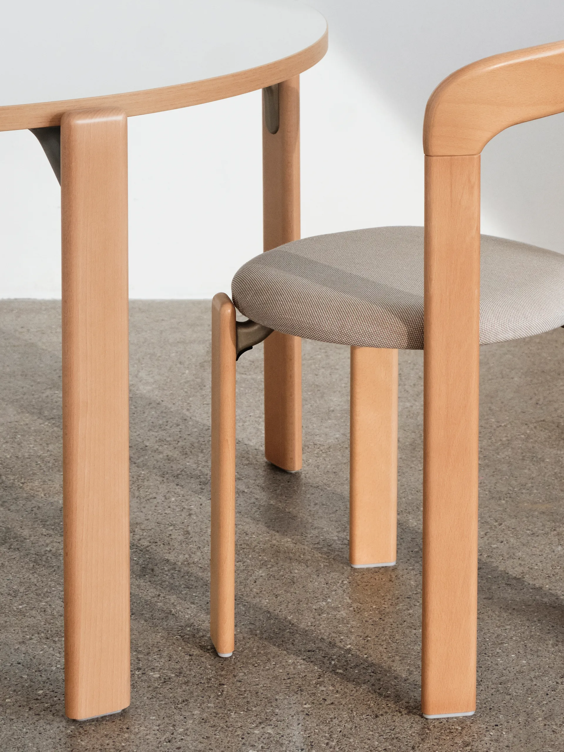 Silla Rey tapizada, tejido Steelcut Trio 213 golden HAY