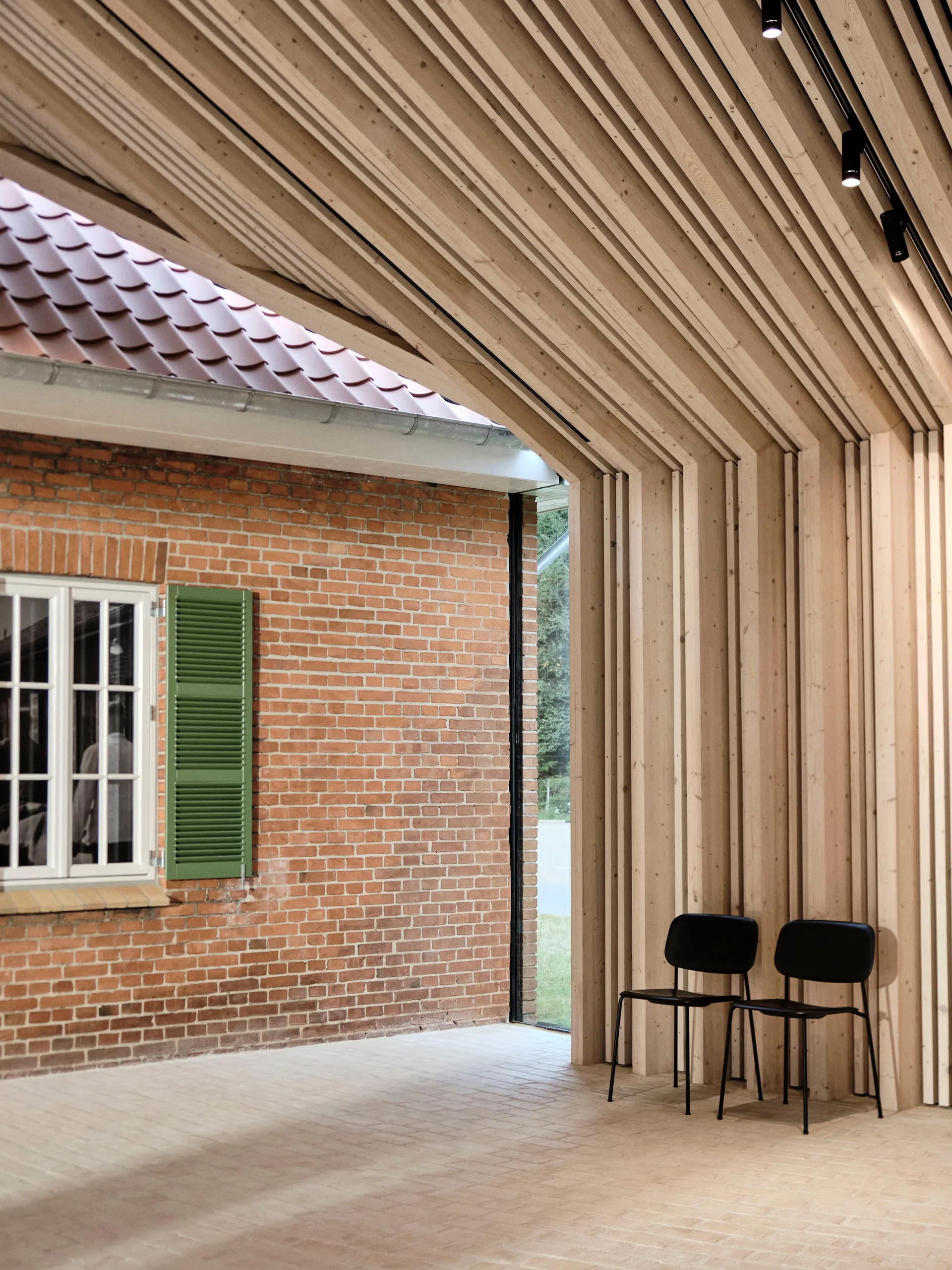 Silla Soft Edge 40, roble lacado al agua, estructura de cromo HAY