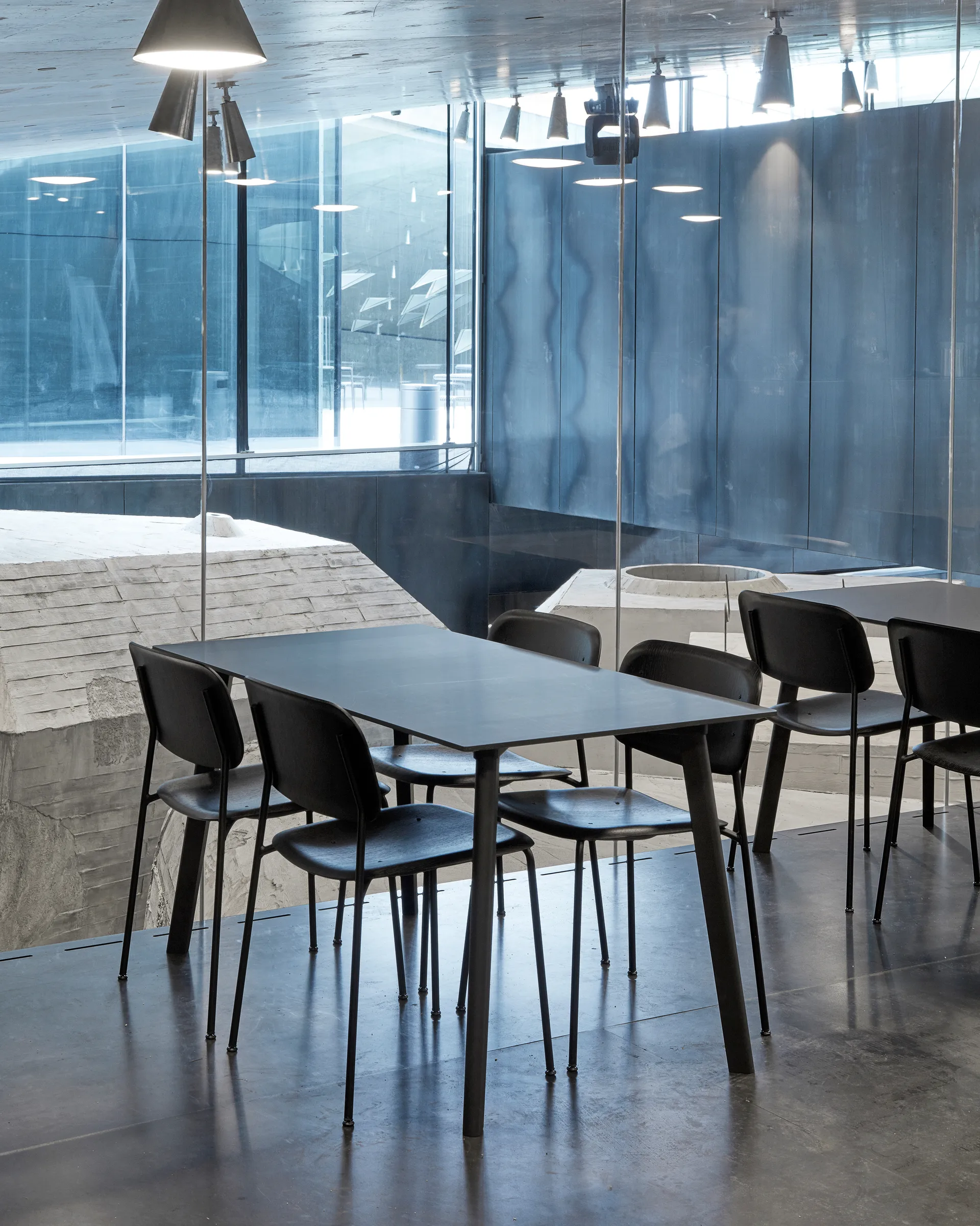 Silla Soft Edge 40, soft black, estructura de acero negra HAY