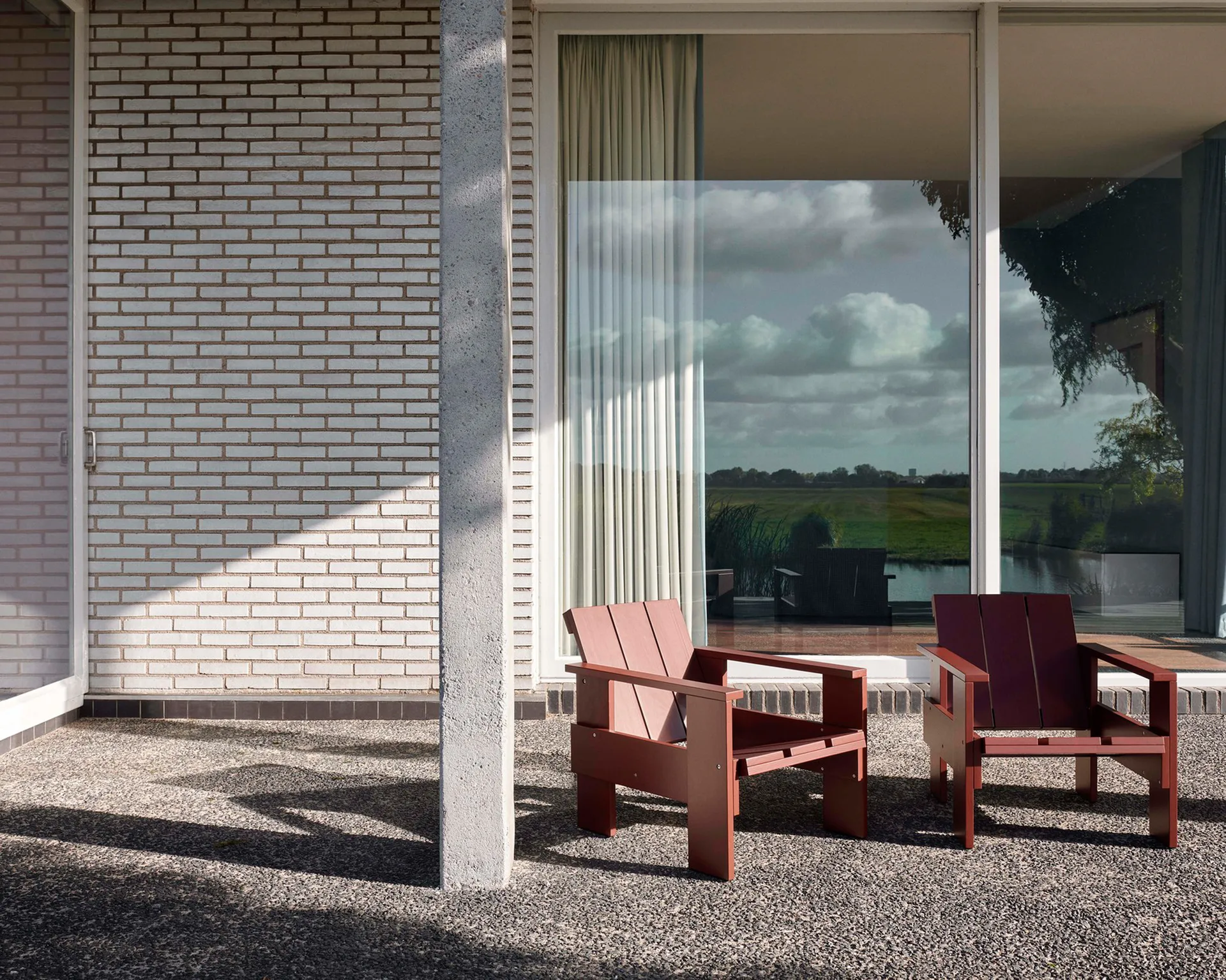 Sillón lounge Crate de pino lacado, Rojo hierro HAY