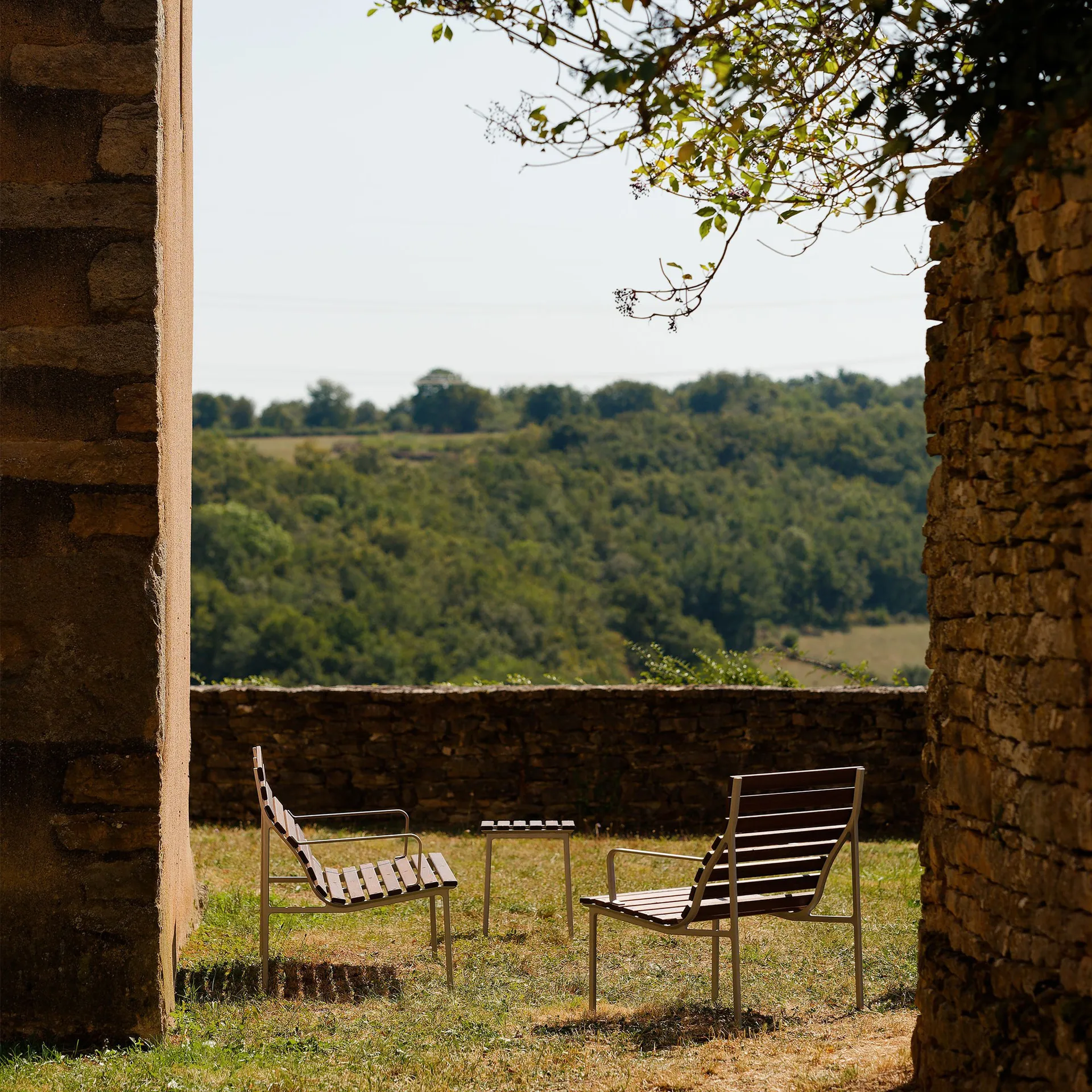 Sillón Traverse Lounge con reposabrazos, Fresno aceitado HAY