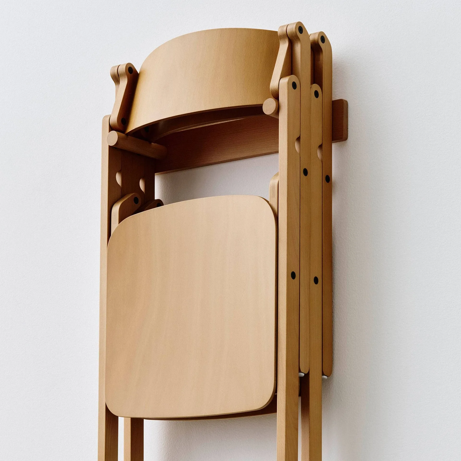 Soporte de pared para silla Backflip Chair, Golden haya lacada HAY