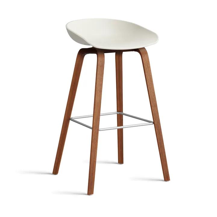 Taburete alto About a Stool 32 con base de nogal 2.0 - Crema melange–soporte de acero inoxidable - HAY