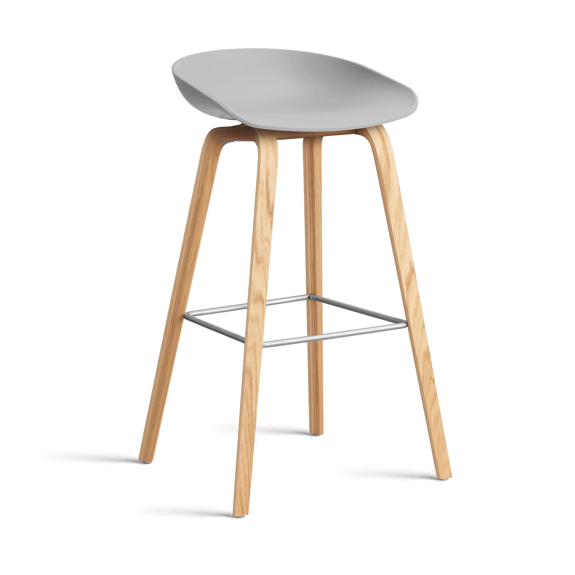Taburete alto About a Stool 32 con base de roble lacado 2.0, Concrete grey-soporte de acero inoxidable HAY