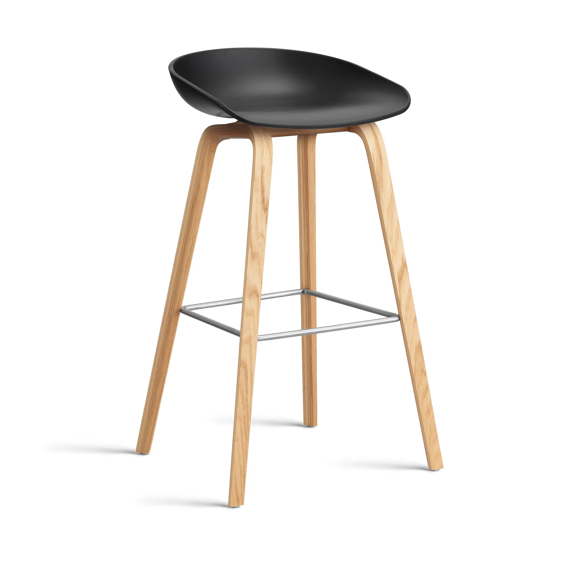 Taburete alto About a Stool 32 con base de roble lacado 2.0, Negro-soporte de acero inoxidable HAY