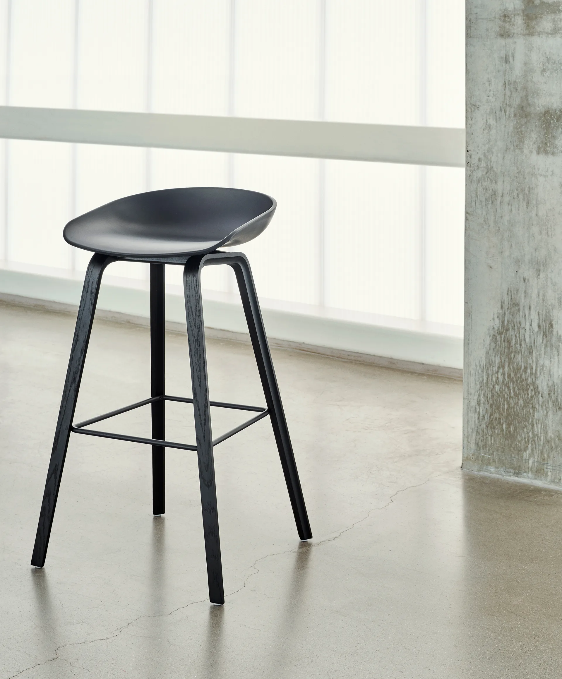 Taburete alto About a Stool 32 con base de roble negro 2.0, Negro-negro soporte de acero HAY