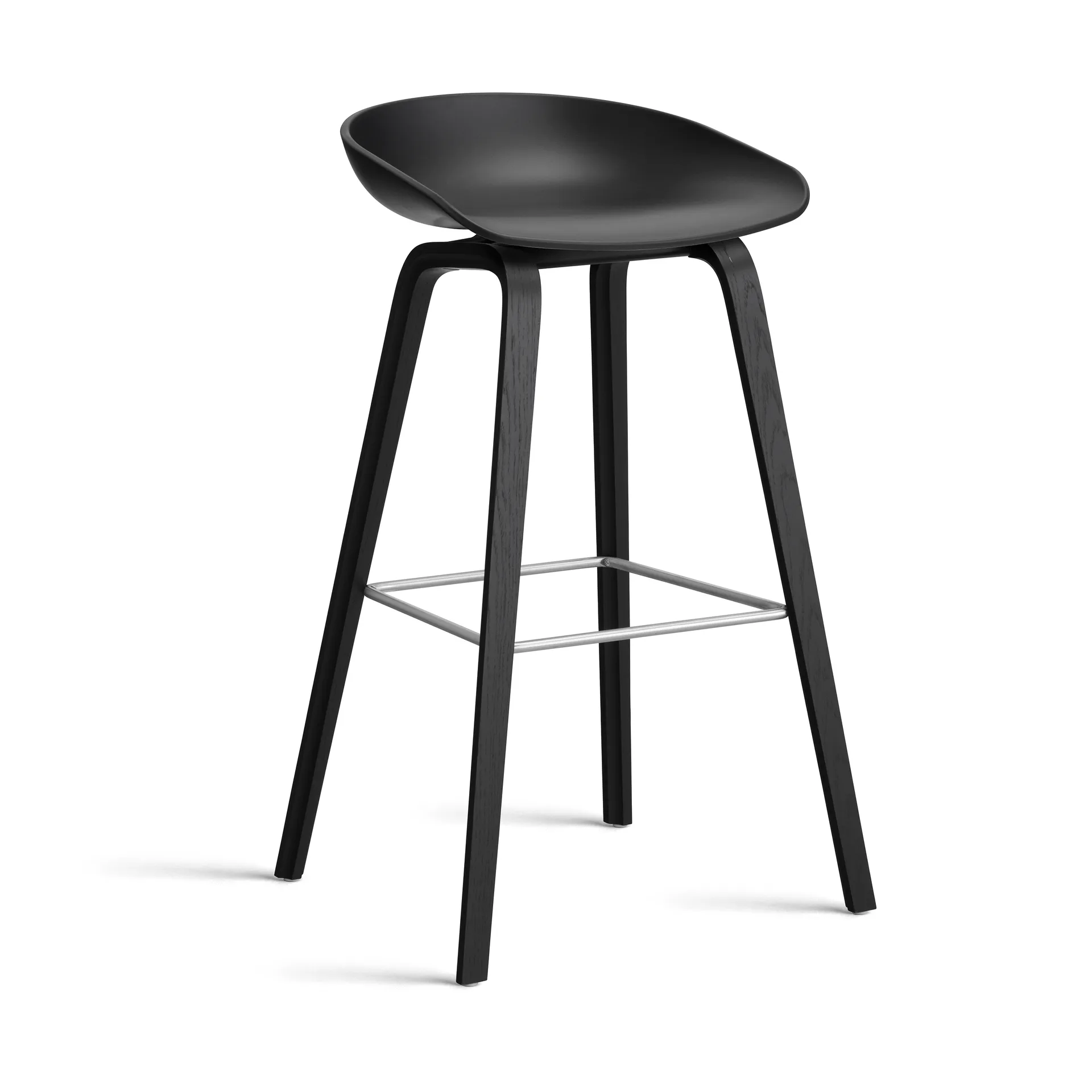 Taburete alto About a Stool 32 con base de roble negro 2.0, Soporte de acero inoxidable negro HAY