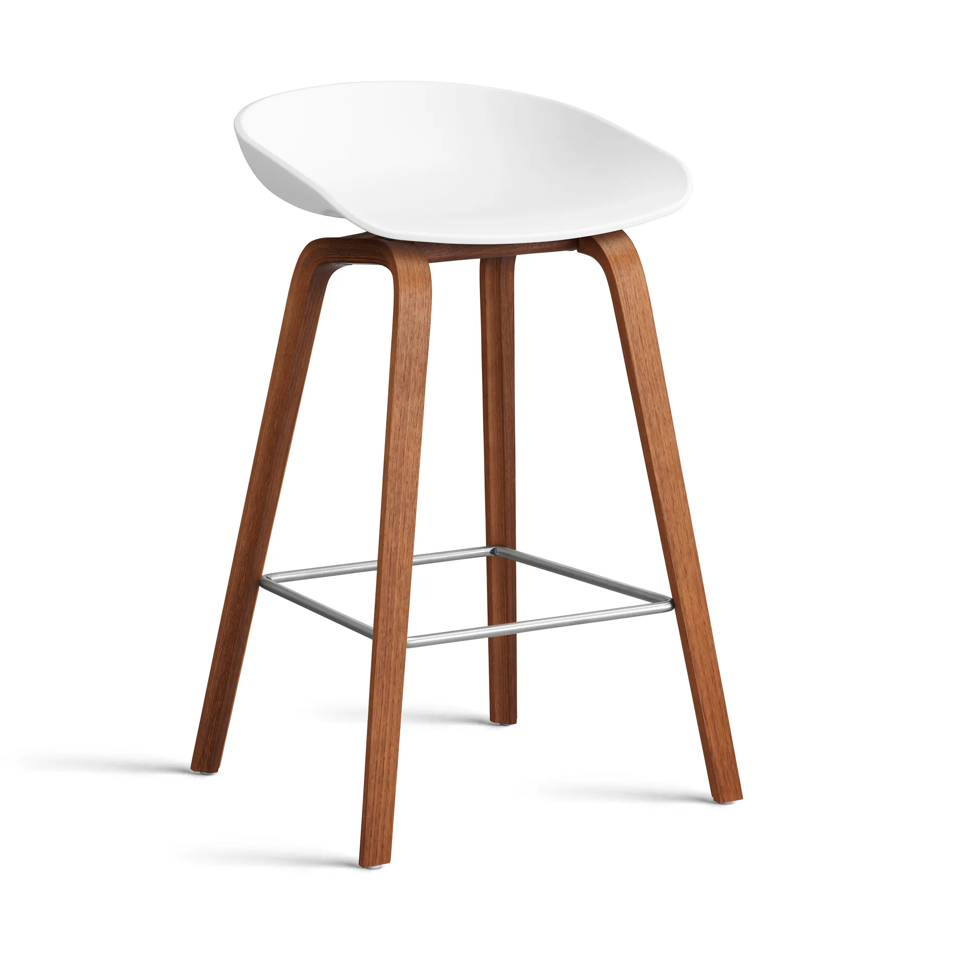 Taburete bajo About a Stool 32 con base de nogal 2.0, Blanco-soporte de acero inoxidable HAY