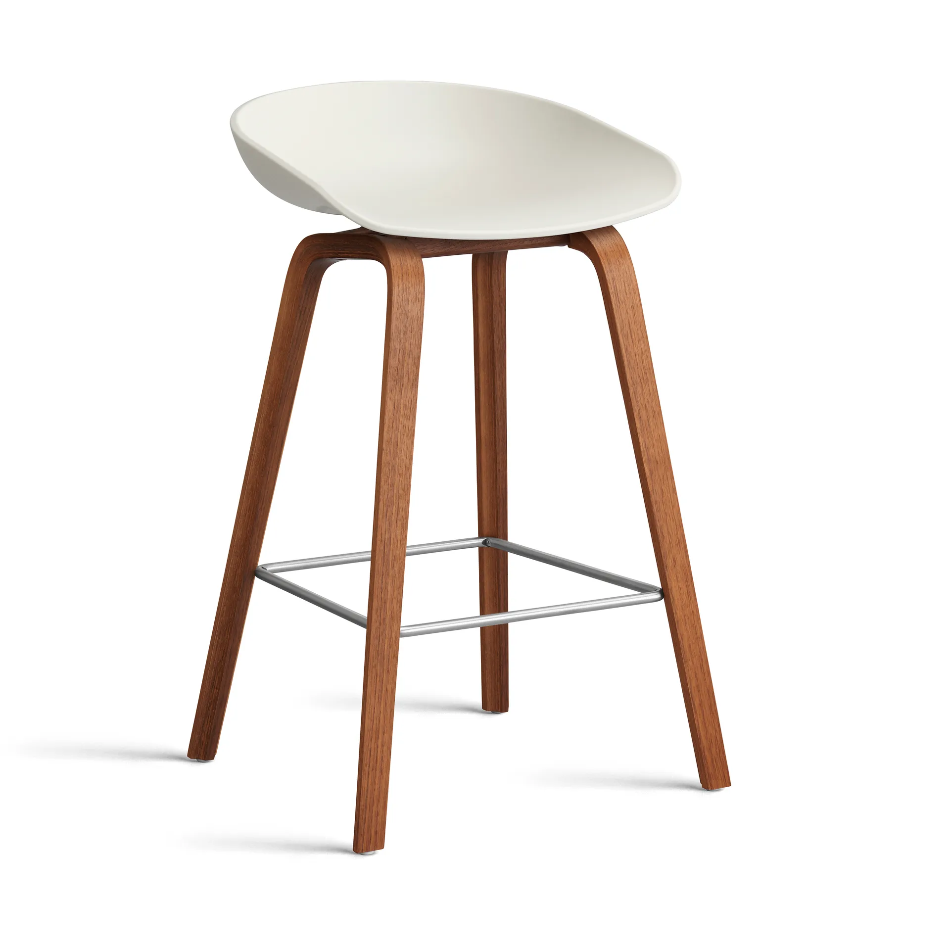 Taburete bajo About a Stool 32 con base de nogal 2.0, Crema melange–soporte de acero inoxidable HAY