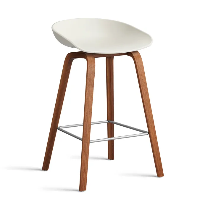 Taburete bajo About a Stool 32 con base de nogal 2.0 - Crema melange–soporte de acero inoxidable - HAY