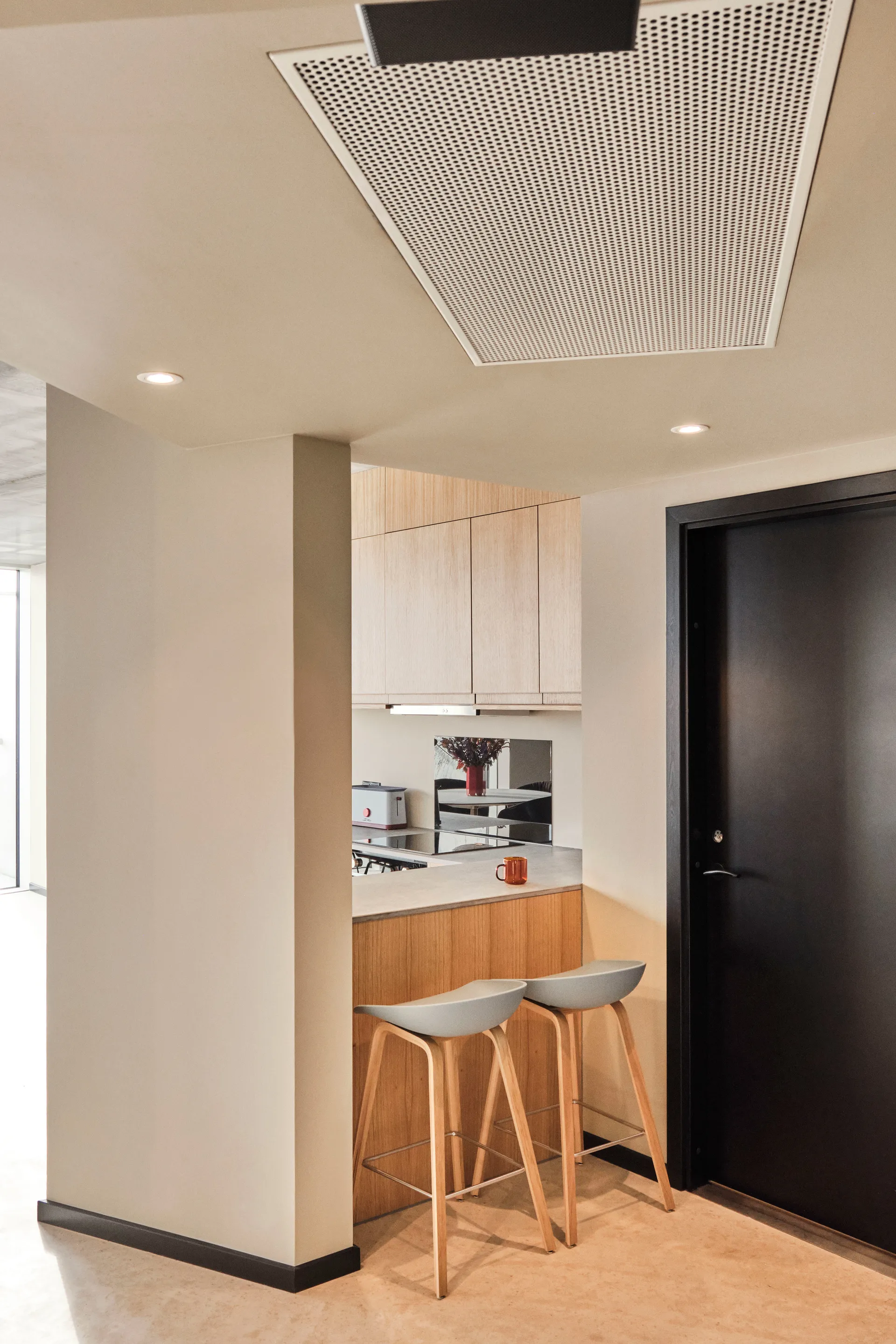 Taburete bajo About a Stool 32 con base de roble lacado 2.0, Concrete grey-soporte de acero inoxidable HAY