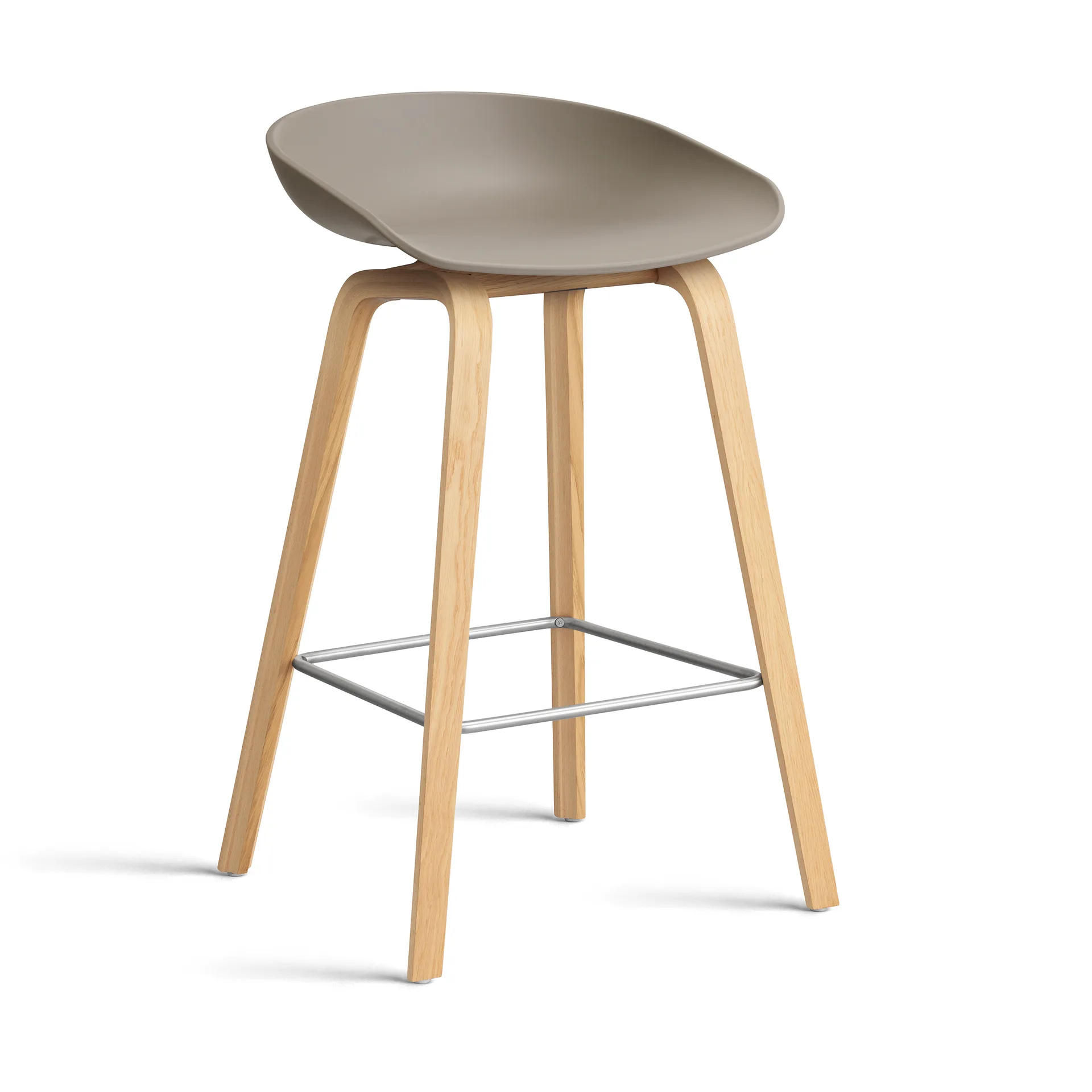 Taburete bajo About a Stool 32 con base de roble lacado 2.0, Khaki-soporte de acero inoxidable HAY